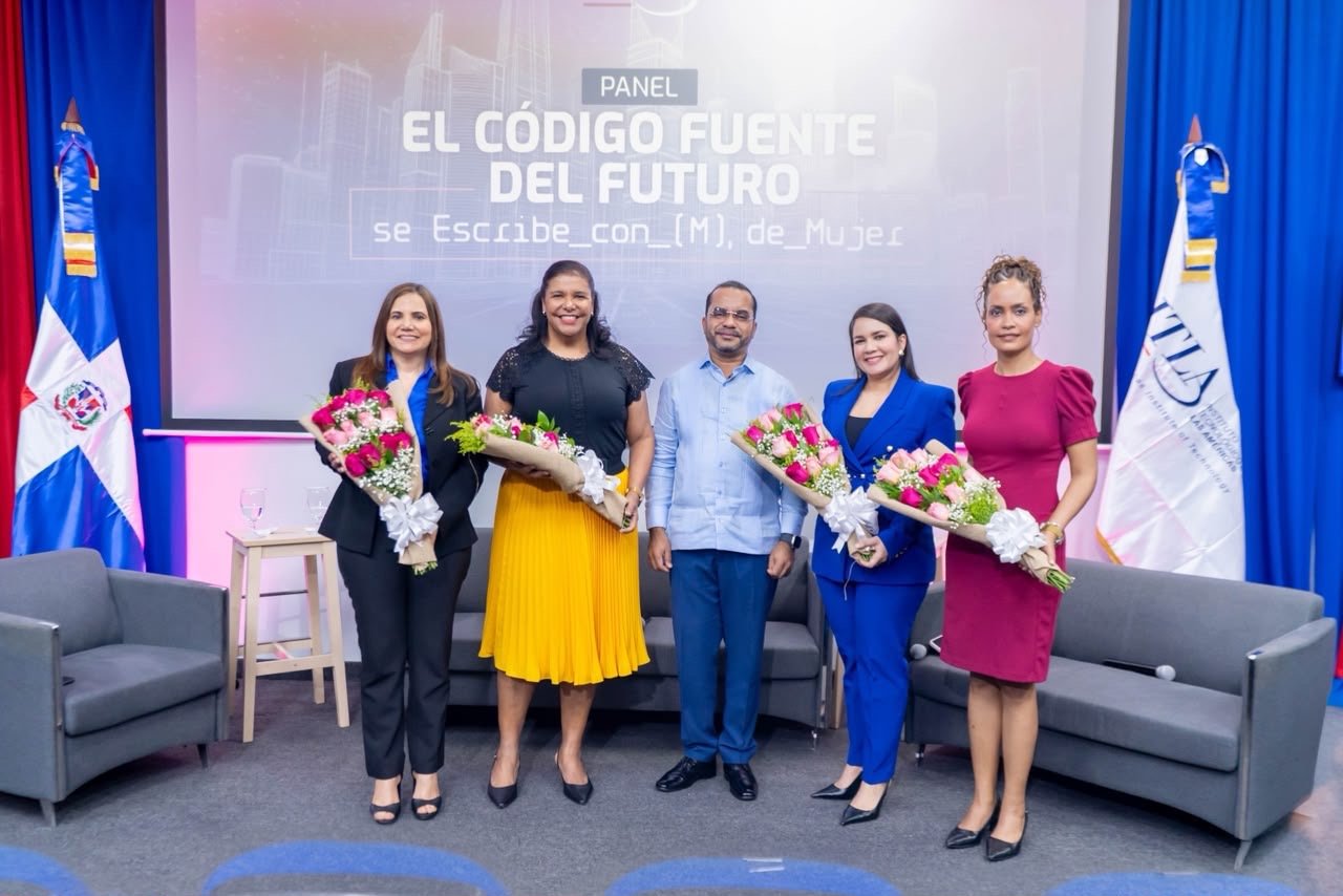 Panel ‘El código fuente del futuro’ destacó rol de la mujer en tecnología