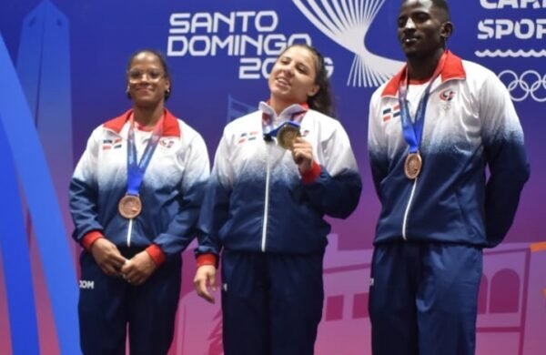 La República Dominicana cerró con éxito la jornada de este domingo en el torneo de judo de los XXV Juegos Centroamericanos y del Caribe Santo Domingo 2026, al conquistar tres medallas, encabezadas por el oro obtenido por Esmeralda Damiano en la categoría de los -70 kilogramos femenino. Oro para Damiano Damiano se proclamó campeona tras vencer con autoridad a la venezolana Eliana Aguiar en la final, otorgándole al país la presea dorada de la jornada. La judoca, de 23 años, reafirmó su condición de figura emergente del judo dominicano y sumó un triunfo clave para el medallero nacional. Bronces dominicanos Las otras dos medallas llegaron por intermedio de: Maikor Louis, quien se quedó con el bronce en -73 kilogramos masculino al derrotar al venezolano Andrés Pariche. Creymarlin Valdez, que conquistó el bronce en -63 kilogramos femenino tras superar a la colombiana Cindy Mera. Balance de la jornada Con estos resultados, la delegación dominicana consolidó su presencia en el podio del judo y sumó nuevas preseas a la cuenta nacional en Santo Domingo 2026. El desempeño de Damiano, Louis y Valdez refleja el trabajo de renovación y preparación que impulsa la federación local en el ciclo olímpico.