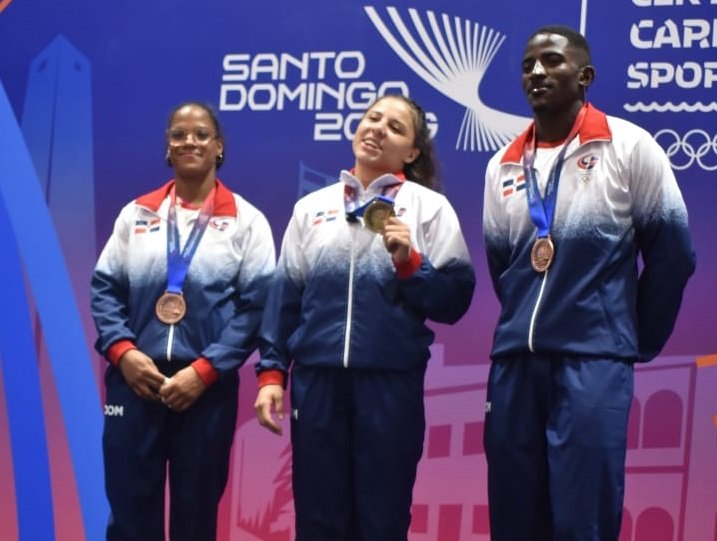 La República Dominicana cerró con éxito la jornada de este domingo en el torneo de judo de los XXV Juegos Centroamericanos y del Caribe Santo Domingo 2026, al conquistar tres medallas, encabezadas por el oro obtenido por Esmeralda Damiano en la categoría de los -70 kilogramos femenino. Oro para Damiano Damiano se proclamó campeona tras vencer con autoridad a la venezolana Eliana Aguiar en la final, otorgándole al país la presea dorada de la jornada. La judoca, de 23 años, reafirmó su condición de figura emergente del judo dominicano y sumó un triunfo clave para el medallero nacional. Bronces dominicanos Las otras dos medallas llegaron por intermedio de: Maikor Louis, quien se quedó con el bronce en -73 kilogramos masculino al derrotar al venezolano Andrés Pariche. Creymarlin Valdez, que conquistó el bronce en -63 kilogramos femenino tras superar a la colombiana Cindy Mera. Balance de la jornada Con estos resultados, la delegación dominicana consolidó su presencia en el podio del judo y sumó nuevas preseas a la cuenta nacional en Santo Domingo 2026. El desempeño de Damiano, Louis y Valdez refleja el trabajo de renovación y preparación que impulsa la federación local en el ciclo olímpico.