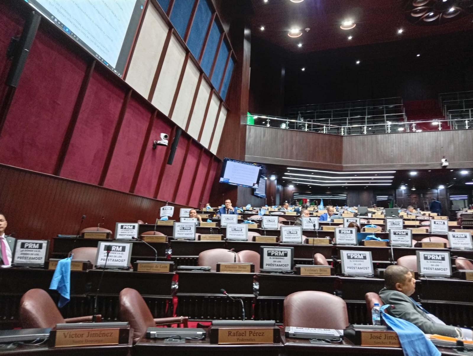 Diputados de Fuerza del Pueblo protestan con carteles contra nuevos préstamos