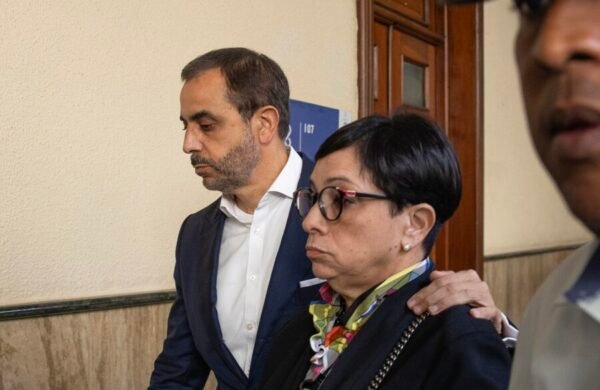 La Cuarta Sala Penal del Distrito Nacional dio a conocer este lunes la nueva fecha del juicio de fondo contra los hermanos Antonio y Maribel Espaillat, propietarios del centro nocturno Jet Set, quienes enfrentan cargos por presunto homicidio involuntario debido al colapso del techo ocurrido en abril de 2025. La audiencia fue fijada para el 28 de agosto a las 9:00 de la mañana. Decisión judicial El caso ha estado marcado por la polémica, ya que abogados de familiares de las víctimas pedían procesar a los acusados por homicidio voluntario con dolo eventual, una figura jurídica más grave que contempla penas de hasta 20 años de prisión. Sin embargo, el juez Raymundo Mejía se ciñó a la acusación presentada por el Ministerio Público y ordenó que ambos sean juzgados por homicidio involuntario, delito que contempla penas de hasta 2 años de cárcel. Durante la lectura de su decisión, el magistrado sostuvo que no existe base legal para concluir que los acusados actuaran con la intención de causar la muerte de las víctimas. Tragedia del Jet Set La tragedia del Jet Set, considerada una de las peores ocurridas en la historia reciente de la República Dominicana, dejó un saldo de 236 fallecidos y cientos de personas heridas durante un concierto en abril de 2025. El desplome del techo del establecimiento generó un proceso judicial que aún se encuentra en curso y que ha mantenido en vilo a la sociedad dominicana por más de un año. Lo que se debatirá en el juicio En el nuevo juicio se examinarán las pruebas sobre: El deterioro estructural del edificio. El conocimiento previo que tenían sus propietarios sobre los problemas del techo. El grado de responsabilidad penal que les corresponde por la catástrofe. Contexto del proceso La resolución marca el camino a seguir en un caso emblemático sobre la responsabilidad empresarial frente a la seguridad de los asistentes a espectáculos públicos. El proceso será observado de cerca por familiares de las víctimas, organizaciones sociales y sectores vinculados a la justicia, que reclaman sanciones proporcionales a la magnitud de la tragedia.
