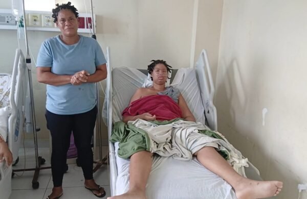 Madre denuncia mala práctica y pide traslado urgente de su hija desde hospital Jaime Mota