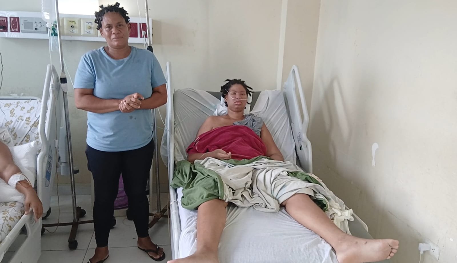 Madre denuncia mala práctica y pide traslado urgente de su hija desde hospital Jaime Mota