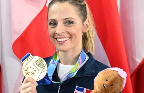La karateca dominicana María Dimitrova se coronó campeona de la Karate One Serie A 2026, celebrada en Guadalajara, México, tras conquistar la medalla de oro en la modalidad de kata femenino al vencer 3-2 a la portuguesa Rita Marques en la final y completar un torneo perfecto con seis victorias sin derrotas. La vigente campeona de los Juegos Centroamericanos y del Caribe y del Campeonato Panamericano de Kata regresó a lo más alto del circuito de la Federación Mundial de Karate (WKF), como parte de su preparación para los Juegos Centroamericanos y del Caribe Santo Domingo 2026, certamen que marcará su despedida de las competencias internacionales. En su camino al título, Dimitrova superó a Ana Martínez (México), Maia Ritz (Suiza), Yanneth Quiroz (México), Leticia Cardozo (Brasil), Diana Oligino (Venezuela) y, en la final, a Rita Marques (Portugal). La delegación dominicana también destacó en la competencia por equipos. El conjunto masculino de kata obtuvo la medalla de plata, luego de caer por un ajustado 3-2 frente al representativo de Macao en la final. Durante el torneo, el atleta Anel Castillo sufrió una lesión en uno de sus hombros durante los cuartos de final y será sometido a evaluaciones médicas para determinar el alcance de la dolencia. El presidente de la Federación Dominicana de Karate, José Luis Ramírez, calificó de positiva la actuación del equipo nacional y afirmó que la delegación llega en óptimas condiciones para afrontar los Juegos Centroamericanos y del Caribe Santo Domingo 2026, destacando el respaldo brindado por el Ministerio de Deportes y el Comité Olímpico Dominicano (COD).