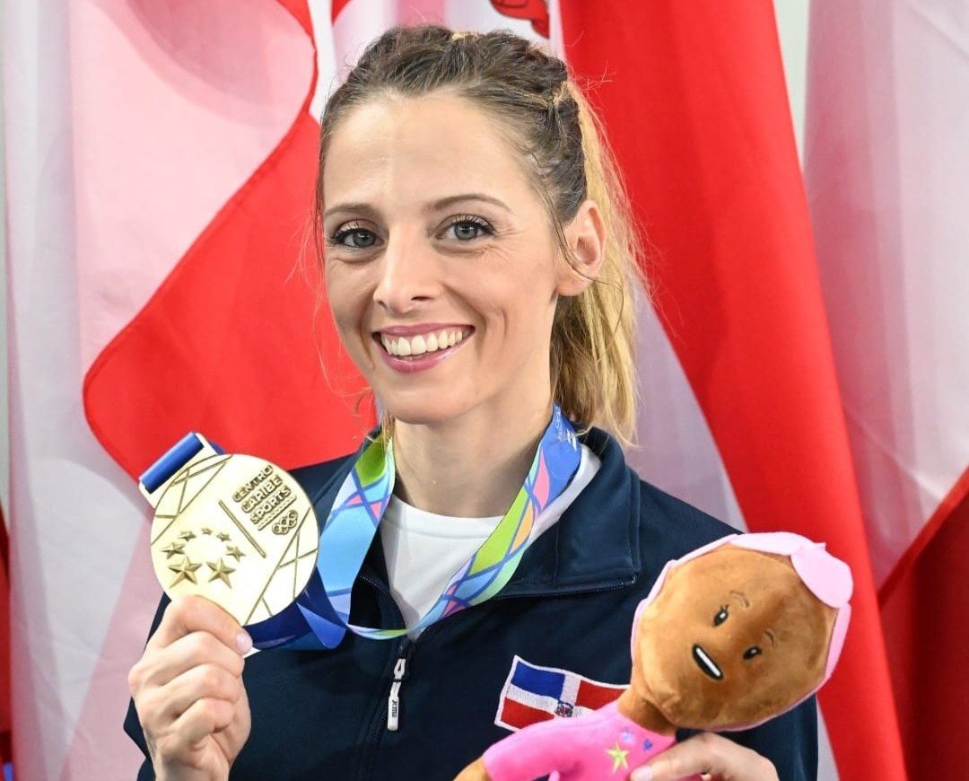 La karateca dominicana María Dimitrova se coronó campeona de la Karate One Serie A 2026, celebrada en Guadalajara, México, tras conquistar la medalla de oro en la modalidad de kata femenino al vencer 3-2 a la portuguesa Rita Marques en la final y completar un torneo perfecto con seis victorias sin derrotas. La vigente campeona de los Juegos Centroamericanos y del Caribe y del Campeonato Panamericano de Kata regresó a lo más alto del circuito de la Federación Mundial de Karate (WKF), como parte de su preparación para los Juegos Centroamericanos y del Caribe Santo Domingo 2026, certamen que marcará su despedida de las competencias internacionales. En su camino al título, Dimitrova superó a Ana Martínez (México), Maia Ritz (Suiza), Yanneth Quiroz (México), Leticia Cardozo (Brasil), Diana Oligino (Venezuela) y, en la final, a Rita Marques (Portugal). La delegación dominicana también destacó en la competencia por equipos. El conjunto masculino de kata obtuvo la medalla de plata, luego de caer por un ajustado 3-2 frente al representativo de Macao en la final. Durante el torneo, el atleta Anel Castillo sufrió una lesión en uno de sus hombros durante los cuartos de final y será sometido a evaluaciones médicas para determinar el alcance de la dolencia. El presidente de la Federación Dominicana de Karate, José Luis Ramírez, calificó de positiva la actuación del equipo nacional y afirmó que la delegación llega en óptimas condiciones para afrontar los Juegos Centroamericanos y del Caribe Santo Domingo 2026, destacando el respaldo brindado por el Ministerio de Deportes y el Comité Olímpico Dominicano (COD).