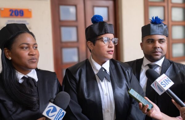 El Ministerio Público presentó este miércoles ante los jueces de la Segunda Sala de la Cámara Penal de la Corte de Apelación del Distrito Nacional el recurso de apelación contra la sentencia que descargó a los procesados por la venta ilegal de los terrenos del sector Los Tres Brazos. Recurso de apelación El órgano acusador recurrió la decisión que en 2024 descargó a los encartados Leoncio Almánzar Objío, exdirector de la Corporación Dominicana de Empresas Estatales (Corde); Juana Ynés Gómez Williams, Lisetel González Sánchez, Manuel Joaquín Aybar Ferrando, Domingo Gerardo Lebrón de los Santos, Carlos Aris Gómez Williams, Irving José Cruz Crespo y Julio César Gómez Williams. La apelación también fue presentada contra las razones sociales Proyecciones Inmobiliarias Gowi, S.R.L., Inversiones Fernández Parache (Infepa), Tekknowlogic Dominicana, S.R.L., así como contra la propia Corde. Fiscalía actuante El recurso fue firmado por el procurador adjunto Wilson Camacho, titular de la Dirección General de Persecución, junto a la procuradora de corte Rosa Pichardo y los fiscales José Miguel Marmolejos y Wagner Cubilete. “En el día de hoy el Ministerio Público cumplió con presentar el recurso de apelación contra la extinción del proceso penal”, declaró Pichardo tras concluir la audiencia. Audiencia aplazada Los jueces de la corte, integrada por Ysis Muñiz (presidenta), Teófilo Andújar y Milagros Ramírez Cabrera, aplazaron la audiencia para emitir fallo el jueves 10 de septiembre, a las 11:00 de la mañana. Argumentos de la apelación El recurso fue presentado contra la sentencia penal 941-2024-SSEN-00082, emitida el 22 de abril de 2024 por el Cuarto Tribunal Colegiado de la Cámara Penal del Juzgado de Primera Instancia del Distrito Nacional, que declaró la extinción de la acción penal por vencimiento de plazo máximo de duración del proceso. La Fiscalía sostiene que se hizo una errónea aplicación de las leyes, que no se corresponde con la acusación ni con las pruebas aportadas, por lo que espera que se revoque la decisión y se ordene la continuación del juicio. Sobre el caso Los involucrados fueron procesados por desfalcar al Estado con la venta ilegal de cuatro millones de metros cuadrados de terreno, un fraude con expectativa de ganancias de unos RD$5,000 millones. La acusación indica que los funcionarios se coludieron para violar el ordenamiento jurídico y enajenar propiedades estatales, obligando a los moradores del sector Los Tres Brazos a comprar los predios donde residían desde hacía décadas. El caso recibió la calificación jurídica de violación a los artículos 59, 60, 265, 266, 166, 171, 175 y 405 del Código Penal Dominicano, además de la Ley 346-06 sobre Compras y Contrataciones Públicas.