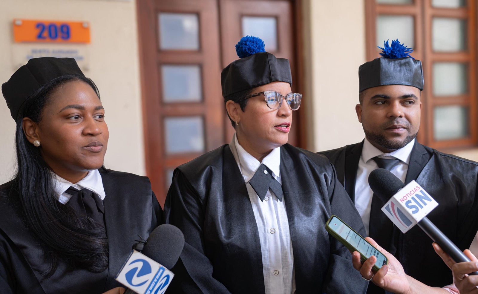 El Ministerio Público presentó este miércoles ante los jueces de la Segunda Sala de la Cámara Penal de la Corte de Apelación del Distrito Nacional el recurso de apelación contra la sentencia que descargó a los procesados por la venta ilegal de los terrenos del sector Los Tres Brazos. Recurso de apelación El órgano acusador recurrió la decisión que en 2024 descargó a los encartados Leoncio Almánzar Objío, exdirector de la Corporación Dominicana de Empresas Estatales (Corde); Juana Ynés Gómez Williams, Lisetel González Sánchez, Manuel Joaquín Aybar Ferrando, Domingo Gerardo Lebrón de los Santos, Carlos Aris Gómez Williams, Irving José Cruz Crespo y Julio César Gómez Williams. La apelación también fue presentada contra las razones sociales Proyecciones Inmobiliarias Gowi, S.R.L., Inversiones Fernández Parache (Infepa), Tekknowlogic Dominicana, S.R.L., así como contra la propia Corde. Fiscalía actuante El recurso fue firmado por el procurador adjunto Wilson Camacho, titular de la Dirección General de Persecución, junto a la procuradora de corte Rosa Pichardo y los fiscales José Miguel Marmolejos y Wagner Cubilete. “En el día de hoy el Ministerio Público cumplió con presentar el recurso de apelación contra la extinción del proceso penal”, declaró Pichardo tras concluir la audiencia. Audiencia aplazada Los jueces de la corte, integrada por Ysis Muñiz (presidenta), Teófilo Andújar y Milagros Ramírez Cabrera, aplazaron la audiencia para emitir fallo el jueves 10 de septiembre, a las 11:00 de la mañana. Argumentos de la apelación El recurso fue presentado contra la sentencia penal 941-2024-SSEN-00082, emitida el 22 de abril de 2024 por el Cuarto Tribunal Colegiado de la Cámara Penal del Juzgado de Primera Instancia del Distrito Nacional, que declaró la extinción de la acción penal por vencimiento de plazo máximo de duración del proceso. La Fiscalía sostiene que se hizo una errónea aplicación de las leyes, que no se corresponde con la acusación ni con las pruebas aportadas, por lo que espera que se revoque la decisión y se ordene la continuación del juicio. Sobre el caso Los involucrados fueron procesados por desfalcar al Estado con la venta ilegal de cuatro millones de metros cuadrados de terreno, un fraude con expectativa de ganancias de unos RD$5,000 millones. La acusación indica que los funcionarios se coludieron para violar el ordenamiento jurídico y enajenar propiedades estatales, obligando a los moradores del sector Los Tres Brazos a comprar los predios donde residían desde hacía décadas. El caso recibió la calificación jurídica de violación a los artículos 59, 60, 265, 266, 166, 171, 175 y 405 del Código Penal Dominicano, además de la Ley 346-06 sobre Compras y Contrataciones Públicas.