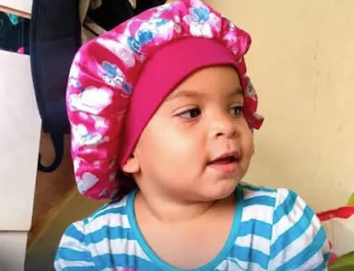 La Policía Nacional informó que mantiene detenidos para fines de investigación a varios familiares de una niña de tres años que falleció luego de ser trasladada al Hospital Provincial de Moca, donde recibió atención médica tras presentar vómitos y dolor de garganta. De acuerdo con la versión ofrecida por familiares de la menor, identificada como Wulianny Camacho García, la niña llegó caminando al centro de salud, pero su condición se agravó mientras era atendida por el personal médico. Los allegados sostienen que el fallecimiento ocurrió después de que presuntamente le fuera administrado un medicamento. Las autoridades indicaron que las detenciones forman parte de las diligencias investigativas para esclarecer las circunstancias en que ocurrió el deceso y determinar si existen responsabilidades. Hasta el momento, no se ha ofrecido una versión oficial sobre la causa de la muerte de la menor. Tanto la familia como la ciudadanía esperan que las investigaciones concluyan con transparencia, respetando el debido proceso y permitiendo establecer con claridad lo ocurrido.