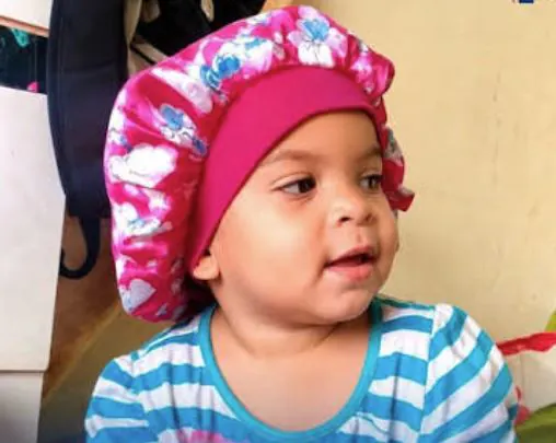 La Policía Nacional informó que mantiene detenidos para fines de investigación a varios familiares de una niña de tres años que falleció luego de ser trasladada al Hospital Provincial de Moca, donde recibió atención médica tras presentar vómitos y dolor de garganta. De acuerdo con la versión ofrecida por familiares de la menor, identificada como Wulianny Camacho García, la niña llegó caminando al centro de salud, pero su condición se agravó mientras era atendida por el personal médico. Los allegados sostienen que el fallecimiento ocurrió después de que presuntamente le fuera administrado un medicamento. Las autoridades indicaron que las detenciones forman parte de las diligencias investigativas para esclarecer las circunstancias en que ocurrió el deceso y determinar si existen responsabilidades. Hasta el momento, no se ha ofrecido una versión oficial sobre la causa de la muerte de la menor. Tanto la familia como la ciudadanía esperan que las investigaciones concluyan con transparencia, respetando el debido proceso y permitiendo establecer con claridad lo ocurrido.