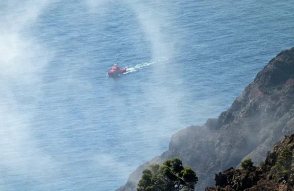 Al menos 143 migrantes permanecen desaparecidos tras el naufragio de una embarcación ocurrido cerca de las costas de Mauritania, mientras intentaba llegar a las Islas Canarias, confirmó este martes la Agencia de las Naciones Unidas para los Refugiados (Acnur). El portavoz de Acnur, Matthew Saltmarsh, advirtió que la ruta atlántica desde África Occidental hacia Canarias continúa siendo una de las más mortíferas del mundo debido a las largas distancias, las condiciones impredecibles del océano, el uso de embarcaciones precarias y sobrecargadas, así como el limitado acceso a operaciones de rescate. La embarcación había zarpado desde las costas de Gambia y permaneció cerca de 25 días a la deriva en el océano Atlántico. Finalmente, el pasado 18 de julio, solo 38 personas fueron rescatadas con vida. Durante una rueda de prensa, Saltmarsh también informó sobre otro incidente registrado el 14 de julio, en el que una persona falleció durante el rescate de otra embarcación con más de 300 supervivientes, operación en la que también participó Acnur. El organismo reiteró la necesidad de abordar las causas que obligan a miles de personas a emprender estas peligrosas travesías y pidió ampliar las vías legales y seguras para la migración, mediante mayores programas de reasentamiento y oportunidades laborales. Aunque Acnur señaló que el número de migrantes que intenta llegar de forma irregular a Canarias ha disminuido más de un 60 % en comparación con el mismo período de 2025, pasando de unos 65,000 a 40,000, insistió en que la ruta sigue representando un alto riesgo para quienes la recorren.