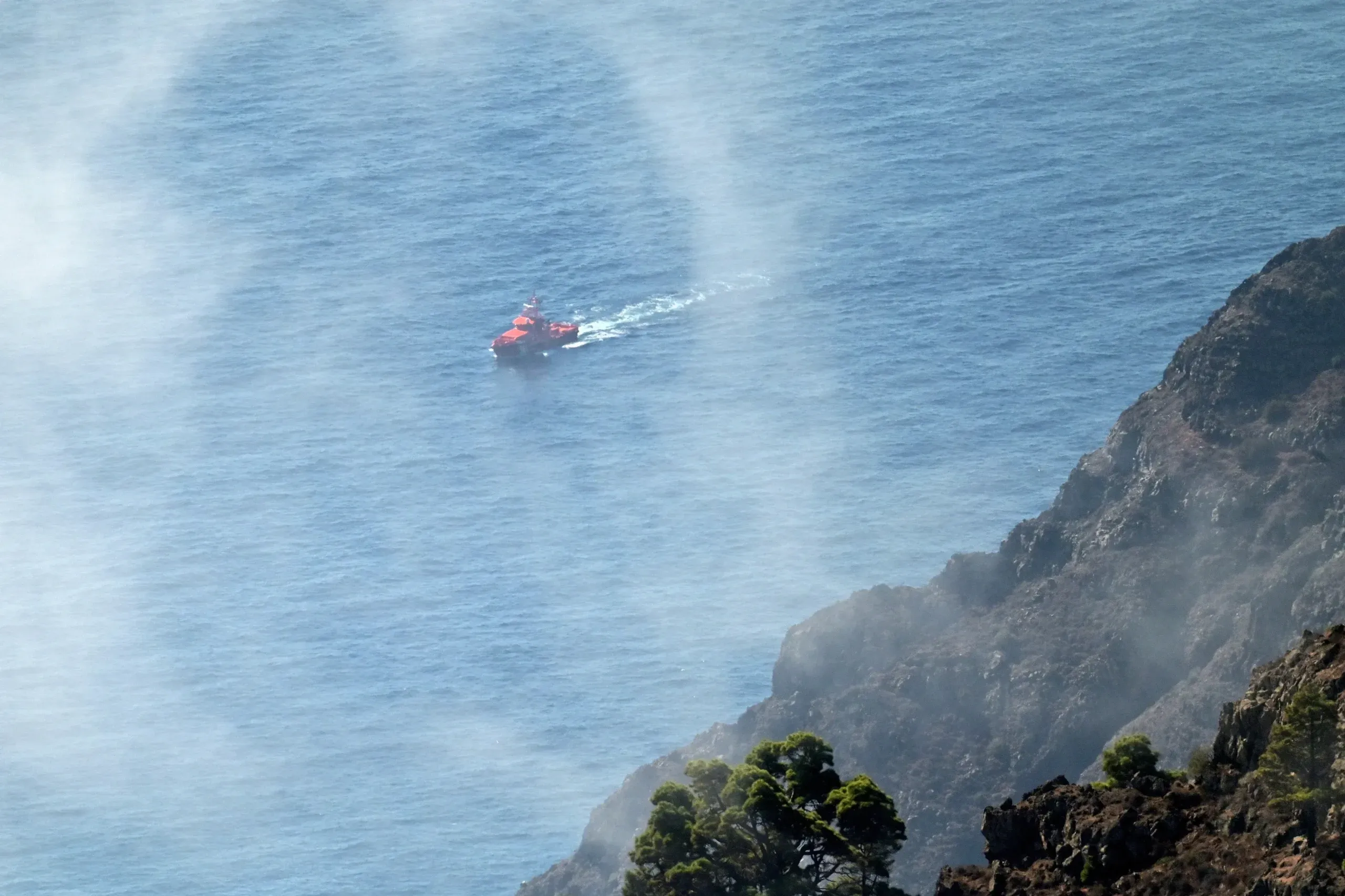 Al menos 143 migrantes permanecen desaparecidos tras el naufragio de una embarcación ocurrido cerca de las costas de Mauritania, mientras intentaba llegar a las Islas Canarias, confirmó este martes la Agencia de las Naciones Unidas para los Refugiados (Acnur). El portavoz de Acnur, Matthew Saltmarsh, advirtió que la ruta atlántica desde África Occidental hacia Canarias continúa siendo una de las más mortíferas del mundo debido a las largas distancias, las condiciones impredecibles del océano, el uso de embarcaciones precarias y sobrecargadas, así como el limitado acceso a operaciones de rescate. La embarcación había zarpado desde las costas de Gambia y permaneció cerca de 25 días a la deriva en el océano Atlántico. Finalmente, el pasado 18 de julio, solo 38 personas fueron rescatadas con vida. Durante una rueda de prensa, Saltmarsh también informó sobre otro incidente registrado el 14 de julio, en el que una persona falleció durante el rescate de otra embarcación con más de 300 supervivientes, operación en la que también participó Acnur. El organismo reiteró la necesidad de abordar las causas que obligan a miles de personas a emprender estas peligrosas travesías y pidió ampliar las vías legales y seguras para la migración, mediante mayores programas de reasentamiento y oportunidades laborales. Aunque Acnur señaló que el número de migrantes que intenta llegar de forma irregular a Canarias ha disminuido más de un 60 % en comparación con el mismo período de 2025, pasando de unos 65,000 a 40,000, insistió en que la ruta sigue representando un alto riesgo para quienes la recorren.