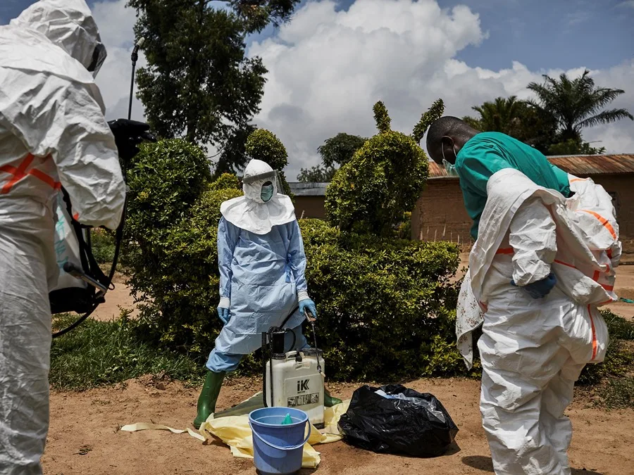 Las autoridades de la República Democrática del Congo (RDC) elevaron este martes a 1,437 los muertos y a 3,262 los casos confirmados de ébola por el brote declarado en el este del país el pasado 15 de mayo. Balance oficial La tasa de letalidad se sitúa actualmente en 44,1 %, según el último boletín del Instituto Nacional de Salud Pública (INSP), con datos recopilados hasta el 26 de julio. Además, 723 pacientes permanecen en aislamiento u hospitalización, mientras que 583 personas han logrado recuperarse de la enfermedad. La tasa de rastreo de contactos se encuentra en 78,2 %. Provincias afectadas Hasta el momento, cinco provincias congoleñas se han visto impactadas por el brote: Ituri (epicentro), Kivu del Norte, Kivu del Sur, Haut-Uele y Tshopo. El INSP alertó que Ituri concentra el 88,9 % de los casos acumulados y el 88,5 % de los nuevos casos diarios, lo que refleja la magnitud de la epidemia en esa región fronteriza con Sudán del Sur y Uganda. Expansión regional Tras ser declarada en Ituri, la epidemia se propagó también a Uganda, donde se confirmaron 20 contagios, incluidos 15 casos importados desde la RDC y dos fallecimientos. El Gobierno ugandés dio de alta el 16 de julio al último paciente ingresado y comenzó la cuenta atrás de 42 días sin nuevos contagios, requisito para declarar oficialmente el fin del brote en su territorio. Cepa y riesgos La epidemia corresponde a la cepa de Bundibugyo, cuya tasa de letalidad oscila entre el 30 % y el 50 % y para la que no existe vacuna autorizada ni tratamiento específico, según la Organización Mundial de la Salud (OMS). La OMS considera “alto” el riesgo de expansión en África subsahariana y “bajo” a escala global. Magnitud histórica Se trata de la tercera peor epidemia de ébola registrada y la decimoséptima que afecta a la RDC. El actual brote solo está por detrás del que golpeó a África Occidental entre 2014 y 2016, con unos 11,000 muertos y 28,000 contagios, y del que afectó al este congoleño entre 2018 y 2020, que dejó 2,299 muertes y 3,481 casos. El virus El ébola se transmite por contacto directo con fluidos corporales de personas o animales infectados y provoca fiebre hemorrágica grave, vómitos, diarrea y hemorragias internas.