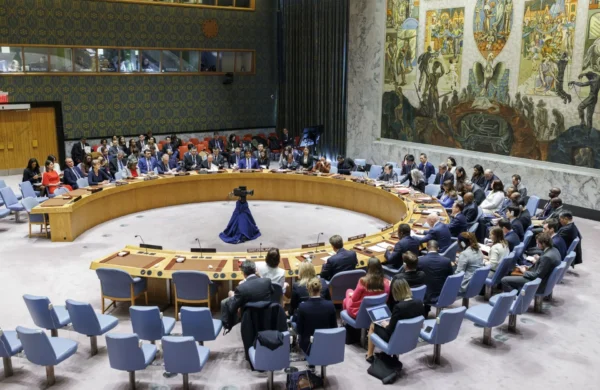 La Misión Independiente de Determinación de los Hechos de las Naciones Unidas para Venezuela expresó este lunes su preocupación por la decisión del Gobierno venezolano de retirarse de la Corte Penal Internacional (CPI) y exhortó a las autoridades a reconsiderar esa medida. A través de un comunicado, la misión advirtió que abandonar el tribunal internacional "solo sirve para reforzar la impunidad frente a las violaciones de los derechos humanos", al considerar que la decisión se produce en un momento en el que el país necesita garantizar justicia y verdad para las víctimas. El organismo señaló que, a su juicio, el Gobierno venezolano no ha adoptado medidas significativas para avanzar en las investigaciones sobre las presuntas violaciones graves de derechos humanos cometidas durante la última década, por lo que entiende que la salida de la CPI busca evitar los mecanismos internacionales de rendición de cuentas. El pasado viernes, el Gobierno de Venezuela anunció su decisión "firme e irrevocable" de denunciar el Estatuto de Roma e iniciar el proceso de retiro de la Corte Penal Internacional, argumentando que ese organismo mantiene un "sesgo" al concentrar de manera desproporcionada sus investigaciones en países de África y América Latina. La misión de la ONU insistió en que la cooperación con los mecanismos internacionales es fundamental para fortalecer la justicia y combatir la impunidad en el país sudamericano.