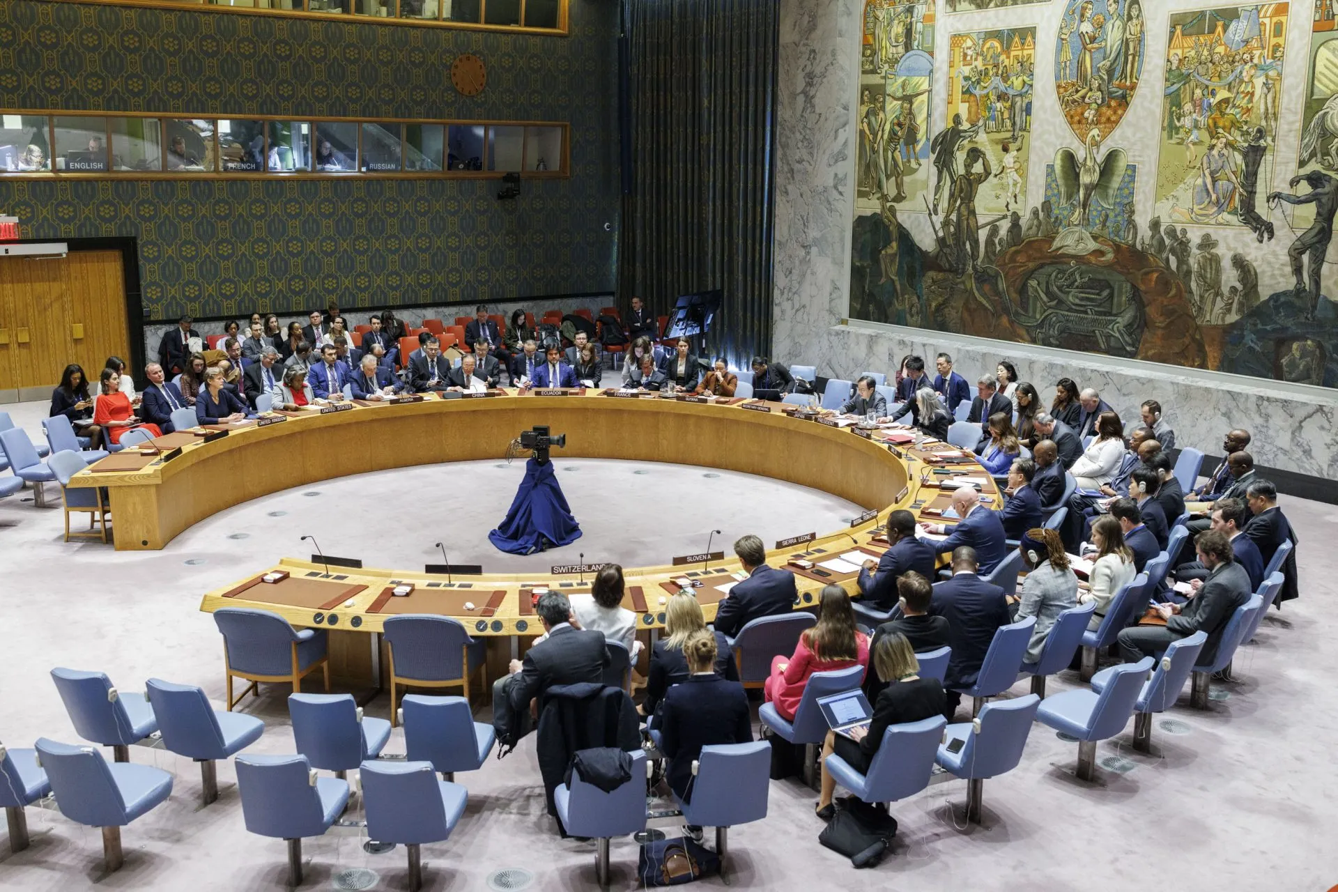 La Misión Independiente de Determinación de los Hechos de las Naciones Unidas para Venezuela expresó este lunes su preocupación por la decisión del Gobierno venezolano de retirarse de la Corte Penal Internacional (CPI) y exhortó a las autoridades a reconsiderar esa medida. A través de un comunicado, la misión advirtió que abandonar el tribunal internacional "solo sirve para reforzar la impunidad frente a las violaciones de los derechos humanos", al considerar que la decisión se produce en un momento en el que el país necesita garantizar justicia y verdad para las víctimas. El organismo señaló que, a su juicio, el Gobierno venezolano no ha adoptado medidas significativas para avanzar en las investigaciones sobre las presuntas violaciones graves de derechos humanos cometidas durante la última década, por lo que entiende que la salida de la CPI busca evitar los mecanismos internacionales de rendición de cuentas. El pasado viernes, el Gobierno de Venezuela anunció su decisión "firme e irrevocable" de denunciar el Estatuto de Roma e iniciar el proceso de retiro de la Corte Penal Internacional, argumentando que ese organismo mantiene un "sesgo" al concentrar de manera desproporcionada sus investigaciones en países de África y América Latina. La misión de la ONU insistió en que la cooperación con los mecanismos internacionales es fundamental para fortalecer la justicia y combatir la impunidad en el país sudamericano.