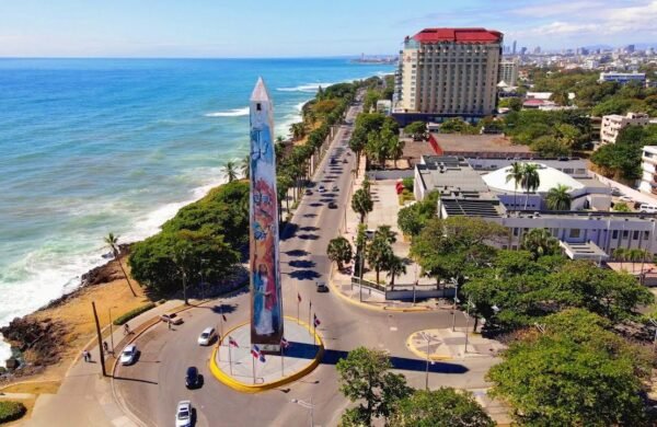 El Instituto Dominicano de Meteorología (Indomet) informó que este lunes predominará un cielo mayormente despejado durante la mañana en gran parte del país, aunque en horas de la tarde y primeras de la noche una vaguada provocará aguaceros dispersos, posibles tronadas y ráfagas de viento en varias provincias. Según el organismo, las lluvias afectarán principalmente a Monte Plata, Hato Mayor, La Vega, Monseñor Nouel, Dajabón, San Juan, Elías Piña y Pedernales, así como otras localidades cercanas, producto de la combinación de la vaguada con el calentamiento diurno, el viento y los efectos del relieve. Indomet explicó que una onda tropical se desplazará al sur del territorio nacional, aunque su mayor actividad permanecerá sobre el mar Caribe, por lo que tendrá poca incidencia en las condiciones meteorológicas del país. Asimismo, el organismo advirtió que las temperaturas continuarán muy calurosas, con máximas entre 33 °C y 35 °C y mínimas de 23 °C a 25 °C, por lo que recomendó mantenerse hidratado, vestir ropa ligera y de colores claros, evitar la exposición prolongada al sol entre las 11:00 de la mañana y las 4:00 de la tarde, y permanecer en lugares frescos y ventilados. Recordó que los niños, adultos mayores y mujeres embarazadas son los más vulnerables ante las altas temperaturas. En cuanto a las condiciones marítimas, indicó que el oleaje se mantiene normal en ambas costas. Para este martes, Indomet prevé que la onda tropical se aleje del territorio nacional, mientras un sistema de alta presión y ligeras concentraciones de polvo del Sahara limitarán la ocurrencia de lluvias. No obstante, durante la tarde persistirán algunos incrementos nubosos con chubascos, aguaceros aislados, tronadas y ráfagas de viento sobre provincias del noreste, sureste y la Cordillera Central.