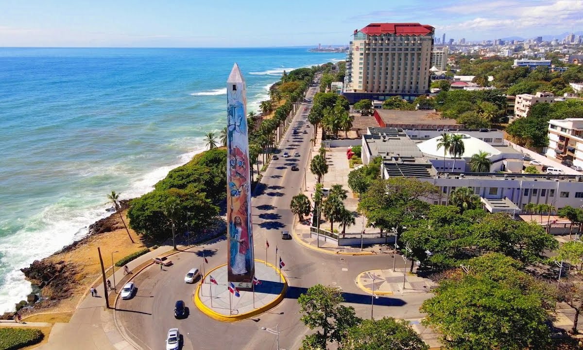 El Instituto Dominicano de Meteorología (Indomet) informó que este lunes predominará un cielo mayormente despejado durante la mañana en gran parte del país, aunque en horas de la tarde y primeras de la noche una vaguada provocará aguaceros dispersos, posibles tronadas y ráfagas de viento en varias provincias. Según el organismo, las lluvias afectarán principalmente a Monte Plata, Hato Mayor, La Vega, Monseñor Nouel, Dajabón, San Juan, Elías Piña y Pedernales, así como otras localidades cercanas, producto de la combinación de la vaguada con el calentamiento diurno, el viento y los efectos del relieve. Indomet explicó que una onda tropical se desplazará al sur del territorio nacional, aunque su mayor actividad permanecerá sobre el mar Caribe, por lo que tendrá poca incidencia en las condiciones meteorológicas del país. Asimismo, el organismo advirtió que las temperaturas continuarán muy calurosas, con máximas entre 33 °C y 35 °C y mínimas de 23 °C a 25 °C, por lo que recomendó mantenerse hidratado, vestir ropa ligera y de colores claros, evitar la exposición prolongada al sol entre las 11:00 de la mañana y las 4:00 de la tarde, y permanecer en lugares frescos y ventilados. Recordó que los niños, adultos mayores y mujeres embarazadas son los más vulnerables ante las altas temperaturas. En cuanto a las condiciones marítimas, indicó que el oleaje se mantiene normal en ambas costas. Para este martes, Indomet prevé que la onda tropical se aleje del territorio nacional, mientras un sistema de alta presión y ligeras concentraciones de polvo del Sahara limitarán la ocurrencia de lluvias. No obstante, durante la tarde persistirán algunos incrementos nubosos con chubascos, aguaceros aislados, tronadas y ráfagas de viento sobre provincias del noreste, sureste y la Cordillera Central.