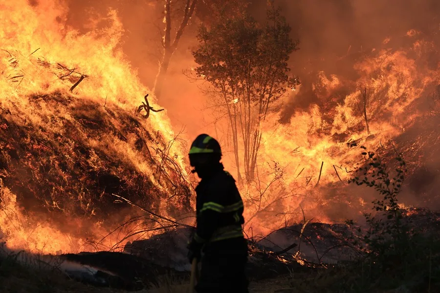 Portugal enfrenta cinco incendios activos en un escenario crítico