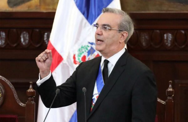 El presidente Luis Abinader visitará este lunes la ciudad de Moca, provincia Espaillat, donde sostendrá un encuentro con productores agropecuarios y representantes de distintos sectores, en una jornada en la que existe expectativa por posibles anuncios relacionados con el desarrollo económico, social y agropecuario de la demarcación. La actividad está programada para las 4:00 de la tarde en el Club Recreativo de Moca, donde el mandatario participará en un acto de acción de gracias con productores de la provincia, en reconocimiento a los avances alcanzados por la República Dominicana en materia de seguridad y eficiencia alimentaria, logros que han sido destacados por organismos internacionales. El presidente de la Asociación de Productores Agrícolas de la Provincia Espaillat (APAPE), Julio Abreu Cáceres, calificó la visita como una oportunidad para fortalecer el diálogo entre el Gobierno y el sector productivo. Diversos sectores de Moca, reconocida por su producción de plátanos, yuca, vegetales, pollos, huevos y cerdos, esperan que durante la visita el jefe de Estado anuncie nuevas iniciativas y obras de infraestructura que impulsen el desarrollo de la provincia y beneficien al sector agropecuario nacional. Los productores también expresaron su agradecimiento por el reconocimiento del Gobierno al aporte de la provincia Espaillat en la producción de alimentos y en el fortalecimiento de la seguridad alimentaria del país.