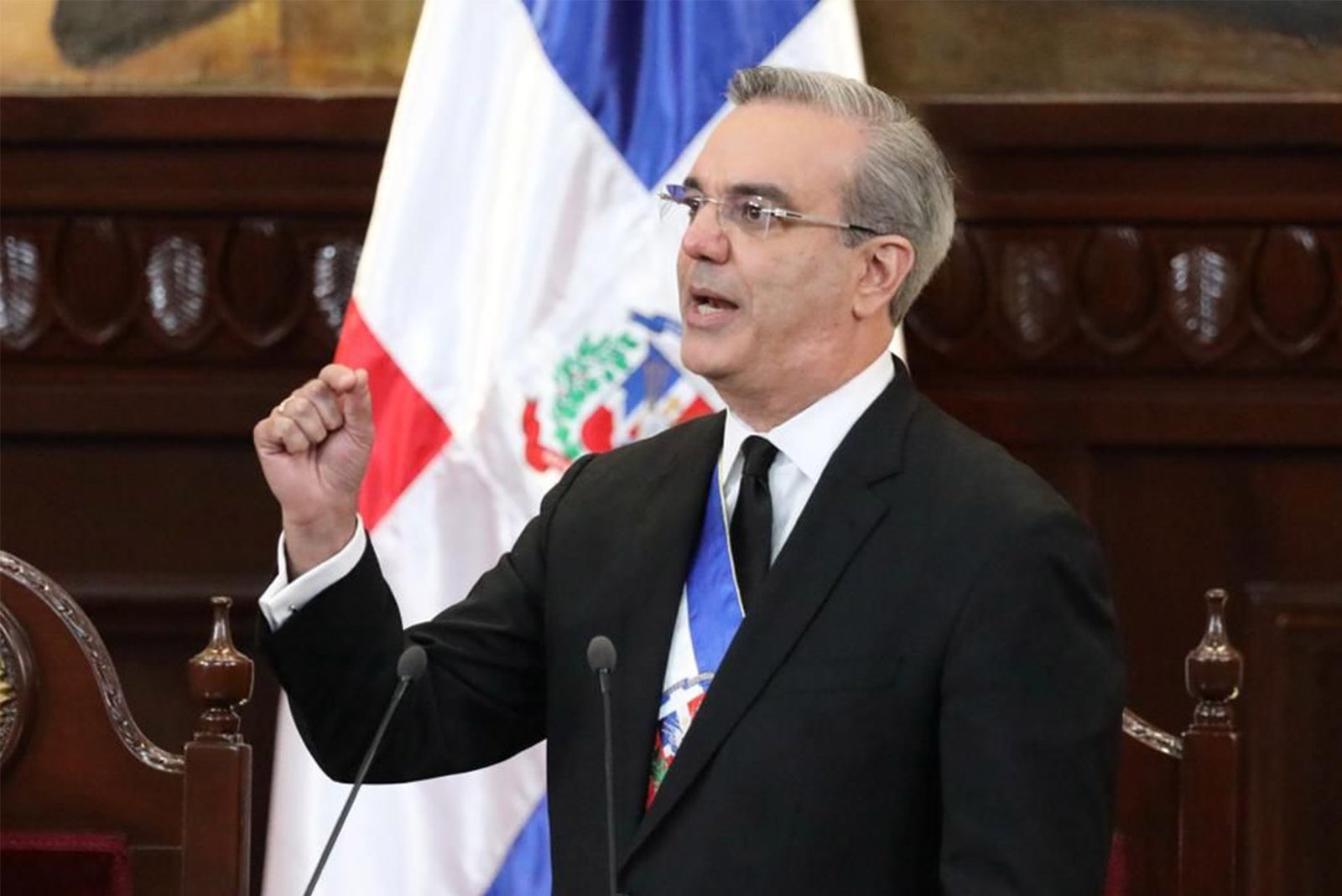 El presidente Luis Abinader visitará este lunes la ciudad de Moca, provincia Espaillat, donde sostendrá un encuentro con productores agropecuarios y representantes de distintos sectores, en una jornada en la que existe expectativa por posibles anuncios relacionados con el desarrollo económico, social y agropecuario de la demarcación. La actividad está programada para las 4:00 de la tarde en el Club Recreativo de Moca, donde el mandatario participará en un acto de acción de gracias con productores de la provincia, en reconocimiento a los avances alcanzados por la República Dominicana en materia de seguridad y eficiencia alimentaria, logros que han sido destacados por organismos internacionales. El presidente de la Asociación de Productores Agrícolas de la Provincia Espaillat (APAPE), Julio Abreu Cáceres, calificó la visita como una oportunidad para fortalecer el diálogo entre el Gobierno y el sector productivo. Diversos sectores de Moca, reconocida por su producción de plátanos, yuca, vegetales, pollos, huevos y cerdos, esperan que durante la visita el jefe de Estado anuncie nuevas iniciativas y obras de infraestructura que impulsen el desarrollo de la provincia y beneficien al sector agropecuario nacional. Los productores también expresaron su agradecimiento por el reconocimiento del Gobierno al aporte de la provincia Espaillat en la producción de alimentos y en el fortalecimiento de la seguridad alimentaria del país.