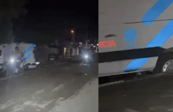 Una ambulancia quedó atrapada este martes tras caer en un socavón ubicado en la calle Gastón Fernando Deligne, en el municipio cabecera de Dajabón, una situación que volvió a poner en evidencia el deterioro de esa vía y las reiteradas denuncias realizadas por los residentes del sector. De acuerdo con comunitarios que presenciaron el incidente, el vehículo de emergencia no trasladaba pacientes al momento del hecho. Tras quedar atascada en el hundimiento, varios ciudadanos acudieron al lugar y colaboraron para sacar la ambulancia, permitiéndole continuar su recorrido. Los residentes aseguraron que el socavón representa un riesgo permanente para conductores, peatones y vehículos de emergencia, y denunciaron que, pese a los constantes llamados a las autoridades, el problema aún no ha sido solucionado. Los comunitarios expresaron preocupación por el peligro que supone el deterioro de la vía y advirtieron que, de no intervenirse a tiempo, podría ocurrir un accidente de mayor gravedad. Ante lo ocurrido, reiteraron el llamado a las autoridades competentes para que reparen el socavón y eviten que se registren nuevas situaciones que pongan en riesgo la vida de quienes transitan por esa importante calle del municipio de Dajabón.