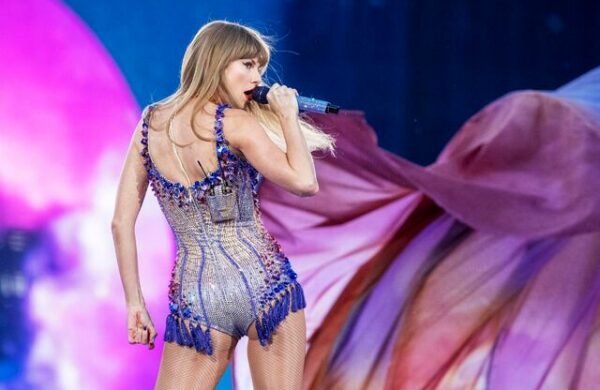 Taylor Swift compite en los Emmy con su concierto final