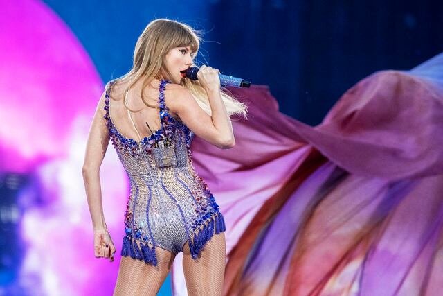 Taylor Swift compite en los Emmy con su concierto final