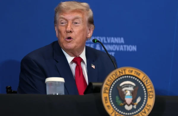 El Comité para la Protección de los Periodistas (CPJ) condenó este jueves la decisión del Gobierno del presidente Donald Trump de imponer nuevas restricciones a los visados para corresponsales extranjeros, al considerar que la medida representa un retroceso para la libertad de prensa en Estados Unidos. Ruptura con política histórica La organización señaló, mediante un comunicado, que la nueva normativa rompe con una política vigente durante décadas, la cual permitía a periodistas internacionales informar desde territorio estadounidense sin que su estatus migratorio pudiera convertirse en un mecanismo de presión o control. El cambio fue anunciado por el Departamento de Seguridad Nacional (DHS), que publicó la versión preliminar de un reglamento que modifica las condiciones de los visados I para periodistas, así como los visados F para estudiantes y J para programas de intercambio cultural. Cambios en los visados La propuesta elimina el actual sistema de “duración de estatus”, que permitía a los beneficiarios permanecer en el país durante varios años, y lo sustituye por períodos de permanencia más cortos y con fechas de vencimiento definidas. De entrar en vigor, los titulares de estos visados deberán solicitar extensiones con mayor frecuencia para continuar residiendo legalmente en Estados Unidos. Periodistas chinos, los más afectados La normativa establece que los periodistas con visado I podrán permanecer un máximo de 240 días en territorio estadounidense. Sin embargo, para los corresponsales de nacionalidad china el límite será de apenas 90 días. El CPJ considera que estas restricciones podrían afectar el trabajo de la prensa internacional y limitar la cobertura informativa desde Estados Unidos. Críticas del CPJ José Zamora, director regional del CPJ para las Américas, afirmó que esta decisión constituye una nueva escalada en las acciones que, según la organización, vulneran la libertad de prensa. “Este es el comportamiento de una democracia en retroceso, no el de la vanguardia internacional de la libertad de expresión”, expresó Zamora al cuestionar la política impulsada por la Administración Trump. Entrada en vigor La publicación oficial del reglamento está prevista para este viernes y, de acuerdo con el DHS, entrará en vigor 60 días después de su divulgación, aunque su implementación todavía deberá superar el proceso de revisión en el Congreso.