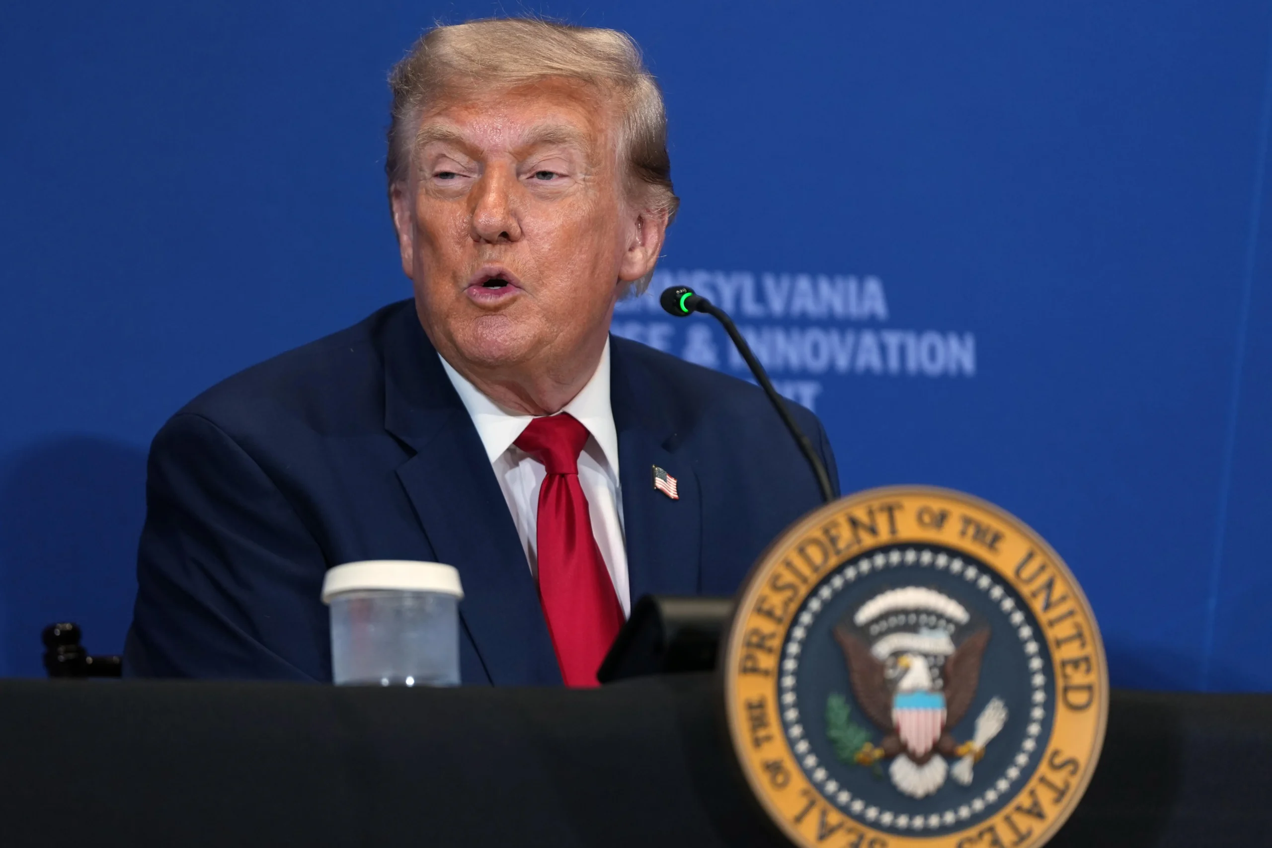 El Comité para la Protección de los Periodistas (CPJ) condenó este jueves la decisión del Gobierno del presidente Donald Trump de imponer nuevas restricciones a los visados para corresponsales extranjeros, al considerar que la medida representa un retroceso para la libertad de prensa en Estados Unidos. Ruptura con política histórica La organización señaló, mediante un comunicado, que la nueva normativa rompe con una política vigente durante décadas, la cual permitía a periodistas internacionales informar desde territorio estadounidense sin que su estatus migratorio pudiera convertirse en un mecanismo de presión o control. El cambio fue anunciado por el Departamento de Seguridad Nacional (DHS), que publicó la versión preliminar de un reglamento que modifica las condiciones de los visados I para periodistas, así como los visados F para estudiantes y J para programas de intercambio cultural. Cambios en los visados La propuesta elimina el actual sistema de “duración de estatus”, que permitía a los beneficiarios permanecer en el país durante varios años, y lo sustituye por períodos de permanencia más cortos y con fechas de vencimiento definidas. De entrar en vigor, los titulares de estos visados deberán solicitar extensiones con mayor frecuencia para continuar residiendo legalmente en Estados Unidos. Periodistas chinos, los más afectados La normativa establece que los periodistas con visado I podrán permanecer un máximo de 240 días en territorio estadounidense. Sin embargo, para los corresponsales de nacionalidad china el límite será de apenas 90 días. El CPJ considera que estas restricciones podrían afectar el trabajo de la prensa internacional y limitar la cobertura informativa desde Estados Unidos. Críticas del CPJ José Zamora, director regional del CPJ para las Américas, afirmó que esta decisión constituye una nueva escalada en las acciones que, según la organización, vulneran la libertad de prensa. “Este es el comportamiento de una democracia en retroceso, no el de la vanguardia internacional de la libertad de expresión”, expresó Zamora al cuestionar la política impulsada por la Administración Trump. Entrada en vigor La publicación oficial del reglamento está prevista para este viernes y, de acuerdo con el DHS, entrará en vigor 60 días después de su divulgación, aunque su implementación todavía deberá superar el proceso de revisión en el Congreso.