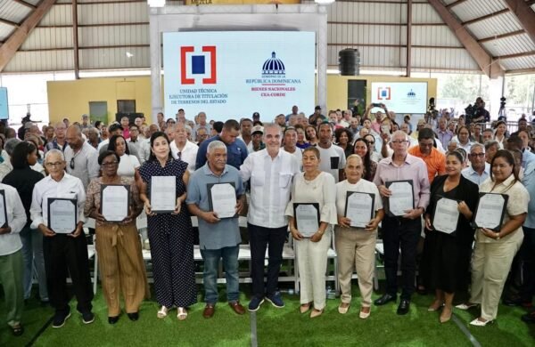 Abinader entrega 400 títulos de propiedad en Pepillo Salcedo
