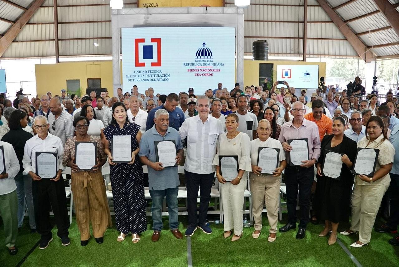 Abinader entrega 400 títulos de propiedad en Pepillo Salcedo