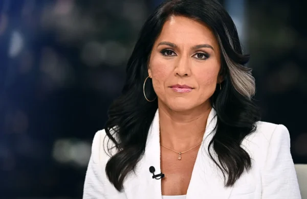 La Policía de Honolulu arrestó a Batarti Gabbard, hermano de la exdirectora de Inteligencia Nacional de Estados Unidos, Tulsi Gabbard, tras ser acusado de presuntamente intentar atraer a varios menores de edad a una habitación de hotel en Waikiki, Hawái. Según las autoridades, el incidente ocurrió el pasado domingo, cuando el hombre, de 55 años y también conocido como "Bhakti", se acercó a un grupo de niños, entre ellos un menor de nueve años, a quienes supuestamente ofreció dinero y chicles para que lo acompañaran a su habitación. Además, les pidió sus nombres y los anotó en un cuaderno. Los menores rechazaron la propuesta y el sospechoso se retiró del lugar. Tras la investigación, Gabbard fue detenido el viernes y enfrenta cargos por interferencia custodial en segundo grado, mientras las autoridades continúan profundizando las pesquisas para determinar si existen otros hechos relacionados. El caso salió a la luz en medio de preocupaciones por el estado de salud mental del acusado. Un día antes del incidente, su esposa, Kimberly Gabbard, solicitó una orden de protección alegando que temía por su seguridad debido a un aparente episodio psicótico y a comportamientos erráticos de su esposo, aunque la petición fue rechazada por un juez. Los padres del detenido afirmaron que Batarti Gabbard había permanecido estable durante aproximadamente diez años, pero que recientemente comenzó a presentar conductas inusuales, las cuales atribuyeron al consumo de marihuana. De acuerdo con el informe, posteriormente fue trasladado a un centro de salud para una evaluación psiquiátrica, donde presuntamente admitió haber consumido cocaína, metanfetamina y marihuana, por lo que permaneció bajo observación médica durante 72 horas.