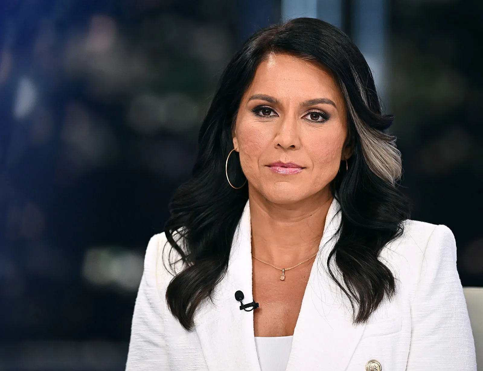 La Policía de Honolulu arrestó a Batarti Gabbard, hermano de la exdirectora de Inteligencia Nacional de Estados Unidos, Tulsi Gabbard, tras ser acusado de presuntamente intentar atraer a varios menores de edad a una habitación de hotel en Waikiki, Hawái. Según las autoridades, el incidente ocurrió el pasado domingo, cuando el hombre, de 55 años y también conocido como "Bhakti", se acercó a un grupo de niños, entre ellos un menor de nueve años, a quienes supuestamente ofreció dinero y chicles para que lo acompañaran a su habitación. Además, les pidió sus nombres y los anotó en un cuaderno. Los menores rechazaron la propuesta y el sospechoso se retiró del lugar. Tras la investigación, Gabbard fue detenido el viernes y enfrenta cargos por interferencia custodial en segundo grado, mientras las autoridades continúan profundizando las pesquisas para determinar si existen otros hechos relacionados. El caso salió a la luz en medio de preocupaciones por el estado de salud mental del acusado. Un día antes del incidente, su esposa, Kimberly Gabbard, solicitó una orden de protección alegando que temía por su seguridad debido a un aparente episodio psicótico y a comportamientos erráticos de su esposo, aunque la petición fue rechazada por un juez. Los padres del detenido afirmaron que Batarti Gabbard había permanecido estable durante aproximadamente diez años, pero que recientemente comenzó a presentar conductas inusuales, las cuales atribuyeron al consumo de marihuana. De acuerdo con el informe, posteriormente fue trasladado a un centro de salud para una evaluación psiquiátrica, donde presuntamente admitió haber consumido cocaína, metanfetamina y marihuana, por lo que permaneció bajo observación médica durante 72 horas.