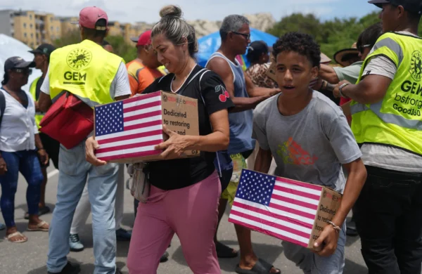 La emergencia provocada por el doble terremoto que golpeó a Venezuela continúa dejando consecuencias entre los sobrevivientes, muchos de los cuales ahora requieren atención médica tras participar durante días en la búsqueda de familiares entre los escombros. En hospitales de campaña instalados en Caracas y el estado La Guaira, equipos médicos internacionales atienden diariamente a personas con lesiones, infecciones respiratorias y afectaciones emocionales derivadas de las labores de rescate. Uno de los casos es el de Justo Blanco, de 26 años, quien recibió tratamiento por problemas respiratorios luego de inhalar polvo mientras buscaba a sus padres, cuyos cuerpos logró recuperar con ayuda de sus familiares. Lesiones e infecciones entre los rescatistas El hospital de campaña instalado por El Salvador en Playa Grande ha brindado asistencia a más de 500 personas desde su apertura, informó su director médico, Roberto Gavidia. Entre las principales afecciones tratadas figuran infecciones respiratorias, heridas, traumatismos, golpes, laceraciones y lesiones provocadas por la caída de estructuras mientras los afectados removían escombros para localizar familiares o recuperar pertenencias. Hasta el momento, las autoridades reportan 4,561 fallecidos como consecuencia del doble sismo ocurrido el pasado 24 de junio, mientras continúan las operaciones de búsqueda y asistencia humanitaria. Salud mental se convierte en una prioridad Además de las lesiones físicas, especialistas internacionales advierten sobre el impacto psicológico que enfrenta la población afectada. En Caraballeda, un hospital de campaña operado por un equipo del Reino Unido ha detectado una creciente demanda de atención emocional tras atender entre 50 y 100 pacientes diarios con síntomas relacionados con el trauma vivido. La coordinadora médica Hydra González Gutiérrez informó que trabajan junto a organizaciones locales para habilitar un área de atención psicosocial, al considerar que la recuperación emocional será uno de los principales desafíos tras la catástrofe. Amplio apoyo internacional Las labores sanitarias cuentan con el respaldo de profesionales de Estados Unidos, España, Alemania, Japón, Brasil, Colombia, República Dominicana, El Salvador, India, Catar, Reino Unido, Lituania y Barbados, quienes colaboran en distintos puntos del país. La Organización Panamericana de la Salud (OPS) advirtió que la atención en salud mental representa una necesidad urgente y estimó que serán necesarios 23.9 millones de dólares para mantener la respuesta sanitaria y acelerar la recuperación del sistema de salud venezolano. Desde el hospital de campaña japonés instalado en Caraballeda, el subdirector médico Tomoki Nakamori señaló que cerca de dos tercios de los pacientes atendidos presentan lesiones relacionadas con el terremoto, principalmente sufridas durante las labores de búsqueda. El especialista aseguró que Japón comprende el impacto de este tipo de desastres por su propia experiencia con grandes terremotos y reiteró el compromiso de su país de continuar apoyando la asistencia humanitaria en Venezuela.