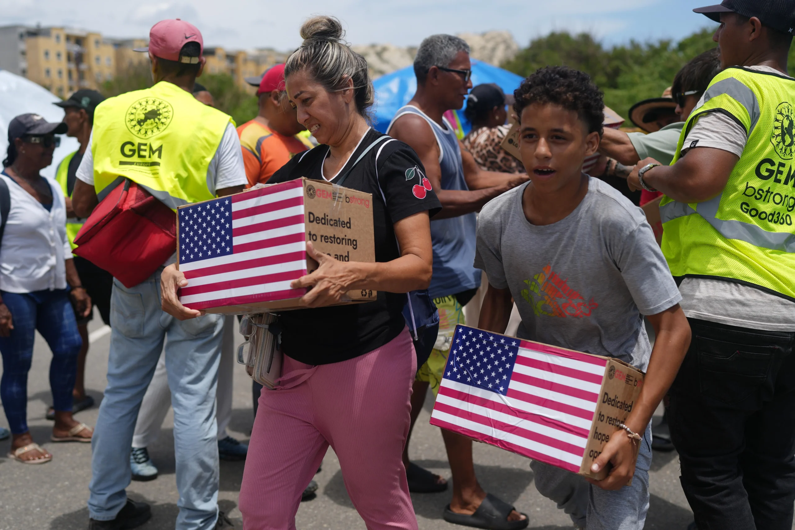La emergencia provocada por el doble terremoto que golpeó a Venezuela continúa dejando consecuencias entre los sobrevivientes, muchos de los cuales ahora requieren atención médica tras participar durante días en la búsqueda de familiares entre los escombros. En hospitales de campaña instalados en Caracas y el estado La Guaira, equipos médicos internacionales atienden diariamente a personas con lesiones, infecciones respiratorias y afectaciones emocionales derivadas de las labores de rescate. Uno de los casos es el de Justo Blanco, de 26 años, quien recibió tratamiento por problemas respiratorios luego de inhalar polvo mientras buscaba a sus padres, cuyos cuerpos logró recuperar con ayuda de sus familiares. Lesiones e infecciones entre los rescatistas El hospital de campaña instalado por El Salvador en Playa Grande ha brindado asistencia a más de 500 personas desde su apertura, informó su director médico, Roberto Gavidia. Entre las principales afecciones tratadas figuran infecciones respiratorias, heridas, traumatismos, golpes, laceraciones y lesiones provocadas por la caída de estructuras mientras los afectados removían escombros para localizar familiares o recuperar pertenencias. Hasta el momento, las autoridades reportan 4,561 fallecidos como consecuencia del doble sismo ocurrido el pasado 24 de junio, mientras continúan las operaciones de búsqueda y asistencia humanitaria. Salud mental se convierte en una prioridad Además de las lesiones físicas, especialistas internacionales advierten sobre el impacto psicológico que enfrenta la población afectada. En Caraballeda, un hospital de campaña operado por un equipo del Reino Unido ha detectado una creciente demanda de atención emocional tras atender entre 50 y 100 pacientes diarios con síntomas relacionados con el trauma vivido. La coordinadora médica Hydra González Gutiérrez informó que trabajan junto a organizaciones locales para habilitar un área de atención psicosocial, al considerar que la recuperación emocional será uno de los principales desafíos tras la catástrofe. Amplio apoyo internacional Las labores sanitarias cuentan con el respaldo de profesionales de Estados Unidos, España, Alemania, Japón, Brasil, Colombia, República Dominicana, El Salvador, India, Catar, Reino Unido, Lituania y Barbados, quienes colaboran en distintos puntos del país. La Organización Panamericana de la Salud (OPS) advirtió que la atención en salud mental representa una necesidad urgente y estimó que serán necesarios 23.9 millones de dólares para mantener la respuesta sanitaria y acelerar la recuperación del sistema de salud venezolano. Desde el hospital de campaña japonés instalado en Caraballeda, el subdirector médico Tomoki Nakamori señaló que cerca de dos tercios de los pacientes atendidos presentan lesiones relacionadas con el terremoto, principalmente sufridas durante las labores de búsqueda. El especialista aseguró que Japón comprende el impacto de este tipo de desastres por su propia experiencia con grandes terremotos y reiteró el compromiso de su país de continuar apoyando la asistencia humanitaria en Venezuela.