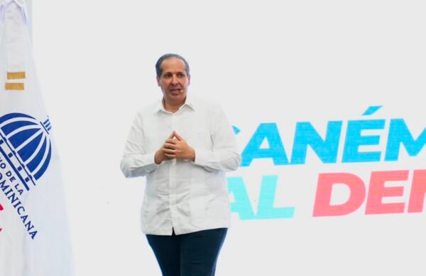 El Ministerio de Salud Pública relanzó este martes la campaña "Ganémosle al Dengue", una iniciativa que busca reforzar las acciones de prevención y control de la enfermedad, luego de impactar a más de 1.1 millones de personas, intervenir más de 6,000 sectores y visitar 502,228 viviendas en todo el país. Bajo el lema "Elimina, limpia y tapa", la jornada fue reactivada de manera simultánea en las Direcciones Provinciales y Áreas de Salud (DPS/DAS) para promover la participación de las comunidades, instituciones públicas, privadas y gobiernos locales en la eliminación de criaderos del mosquito Aedes aegypti, transmisor del dengue. Durante el acto de lanzamiento, el ministro de Salud, Víctor Atallah, reiteró el compromiso de la institución de fortalecer las estrategias de prevención mediante intervenciones oportunas y campañas de educación comunitaria. En lo que va de año, las brigadas del Ministerio han realizado 17,047 fumigaciones, ejecutado 318,569 acciones preventivas y 714 perifoneos, además de eliminar 61,295 criaderos de mosquitos en comunidades priorizadas. Asimismo, se aplicaron 486,054 tratamientos con BTI-Abate, igual número de aplicaciones de cloro y se distribuyeron 31,835 frascos de cloro líquido, 5,701 tapas para tanques, 4,176 mosquiteros y 87,617 materiales educativos para fortalecer la prevención en los hogares. Como parte de las intervenciones también fueron inspeccionados 482,159 tanques de almacenamiento de agua, de los cuales 44,057 presentaban larvas del mosquito transmisor y fueron tratados de inmediato para interrumpir su reproducción. Atallah exhortó a la población a mantener limpios patios y solares, eliminar recipientes que acumulen agua, tapar los depósitos de almacenamiento y colaborar con las brigadas de salud durante los operativos comunitarios. La campaña continuará desarrollándose en todo el territorio nacional con jornadas de fumigación, descacharrización, eliminación de criaderos, educación ciudadana y vigilancia epidemiológica para reducir el riesgo de transmisión del dengue.