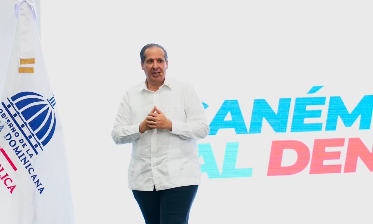 El Ministerio de Salud Pública relanzó este martes la campaña "Ganémosle al Dengue", una iniciativa que busca reforzar las acciones de prevención y control de la enfermedad, luego de impactar a más de 1.1 millones de personas, intervenir más de 6,000 sectores y visitar 502,228 viviendas en todo el país. Bajo el lema "Elimina, limpia y tapa", la jornada fue reactivada de manera simultánea en las Direcciones Provinciales y Áreas de Salud (DPS/DAS) para promover la participación de las comunidades, instituciones públicas, privadas y gobiernos locales en la eliminación de criaderos del mosquito Aedes aegypti, transmisor del dengue. Durante el acto de lanzamiento, el ministro de Salud, Víctor Atallah, reiteró el compromiso de la institución de fortalecer las estrategias de prevención mediante intervenciones oportunas y campañas de educación comunitaria. En lo que va de año, las brigadas del Ministerio han realizado 17,047 fumigaciones, ejecutado 318,569 acciones preventivas y 714 perifoneos, además de eliminar 61,295 criaderos de mosquitos en comunidades priorizadas. Asimismo, se aplicaron 486,054 tratamientos con BTI-Abate, igual número de aplicaciones de cloro y se distribuyeron 31,835 frascos de cloro líquido, 5,701 tapas para tanques, 4,176 mosquiteros y 87,617 materiales educativos para fortalecer la prevención en los hogares. Como parte de las intervenciones también fueron inspeccionados 482,159 tanques de almacenamiento de agua, de los cuales 44,057 presentaban larvas del mosquito transmisor y fueron tratados de inmediato para interrumpir su reproducción. Atallah exhortó a la población a mantener limpios patios y solares, eliminar recipientes que acumulen agua, tapar los depósitos de almacenamiento y colaborar con las brigadas de salud durante los operativos comunitarios. La campaña continuará desarrollándose en todo el territorio nacional con jornadas de fumigación, descacharrización, eliminación de criaderos, educación ciudadana y vigilancia epidemiológica para reducir el riesgo de transmisión del dengue.