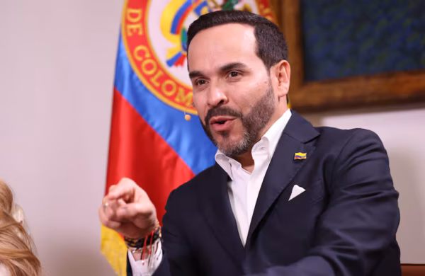 El presidente electo de Colombia, Abelardo de la Espriella, anunció que romperá relaciones diplomáticas con Cuba y Nicaragua, además de cerrar 15 consulados y 14 embajadas como parte de un plan para reorganizar el servicio exterior y reducir el gasto público. De la Espriella, quien asumirá la Presidencia el próximo 7 de agosto, informó que las embajadas de Colombia en países como Argelia, Haití, Barbados, Hungría, Senegal, Etiopía y Sudáfrica serán cerradas, mientras que algunas representaciones diplomáticas en Francia e Italia serán unificadas junto a las delegaciones ante organismos internacionales como la Unesco y la FAO. «En mi gobierno no habrá vínculo alguno con tiranías», afirmó el mandatario electo al justificar la ruptura de relaciones con Cuba y Nicaragua, aunque aclaró que el resto de los países continuará recibiendo atención diplomática a través de otras representaciones. Asimismo, anunció que reabrirá la embajada colombiana en Jerusalén y suspenderá la instalación de una misión diplomática en Palestina, una iniciativa impulsada por el presidente saliente Gustavo Petro, quien rompió relaciones con Israel en 2024 en rechazo a la ofensiva militar en Gaza. El mandatario electo aseguró que la reducción de sedes diplomáticas permitirá destinar mayores recursos a la seguridad, al tiempo que adelantó la apertura de una embajada en Nigeria para fortalecer la presencia colombiana en África. Entre otras medidas, informó que Barranquilla será la sede permanente de la Presidencia y que la Casa de Nariño, actual sede del Poder Ejecutivo en Bogotá, será convertida en un museo abierto al público. Además, reiteró su intención de asumir el cargo en una ceremonia que se celebraría en Cali, propuesta que deberá ser aprobada por el Congreso colombiano.
