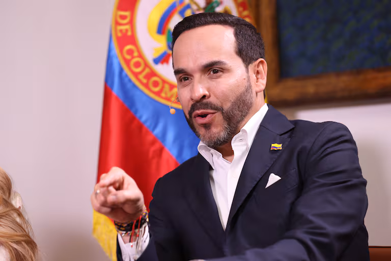 El presidente electo de Colombia, Abelardo de la Espriella, anunció que romperá relaciones diplomáticas con Cuba y Nicaragua, además de cerrar 15 consulados y 14 embajadas como parte de un plan para reorganizar el servicio exterior y reducir el gasto público. De la Espriella, quien asumirá la Presidencia el próximo 7 de agosto, informó que las embajadas de Colombia en países como Argelia, Haití, Barbados, Hungría, Senegal, Etiopía y Sudáfrica serán cerradas, mientras que algunas representaciones diplomáticas en Francia e Italia serán unificadas junto a las delegaciones ante organismos internacionales como la Unesco y la FAO. «En mi gobierno no habrá vínculo alguno con tiranías», afirmó el mandatario electo al justificar la ruptura de relaciones con Cuba y Nicaragua, aunque aclaró que el resto de los países continuará recibiendo atención diplomática a través de otras representaciones. Asimismo, anunció que reabrirá la embajada colombiana en Jerusalén y suspenderá la instalación de una misión diplomática en Palestina, una iniciativa impulsada por el presidente saliente Gustavo Petro, quien rompió relaciones con Israel en 2024 en rechazo a la ofensiva militar en Gaza. El mandatario electo aseguró que la reducción de sedes diplomáticas permitirá destinar mayores recursos a la seguridad, al tiempo que adelantó la apertura de una embajada en Nigeria para fortalecer la presencia colombiana en África. Entre otras medidas, informó que Barranquilla será la sede permanente de la Presidencia y que la Casa de Nariño, actual sede del Poder Ejecutivo en Bogotá, será convertida en un museo abierto al público. Además, reiteró su intención de asumir el cargo en una ceremonia que se celebraría en Cali, propuesta que deberá ser aprobada por el Congreso colombiano.