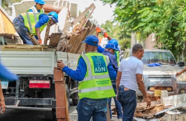 Carolina ordena retirar infraestructuras y recuperar aceras ocupadas irregularmente en Arroyo Hondo