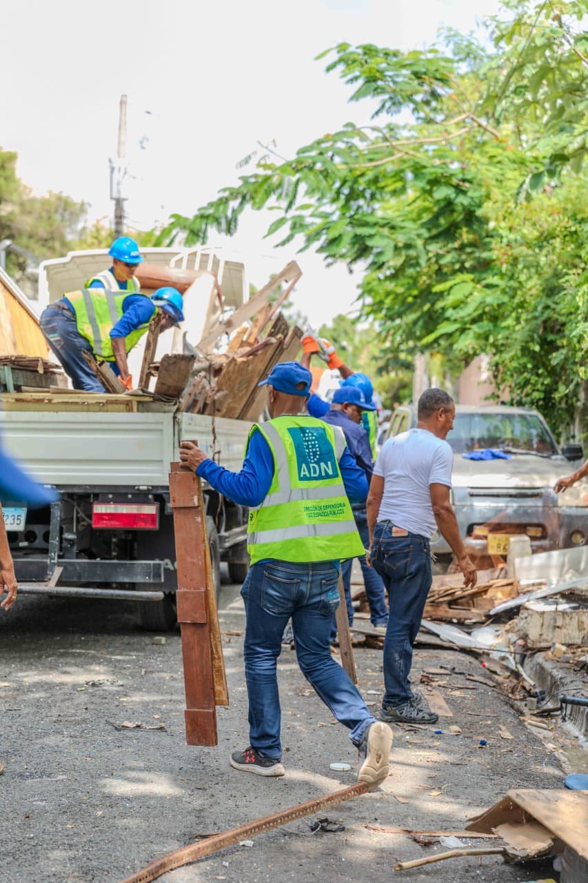 Carolina ordena retirar infraestructuras y recuperar aceras ocupadas irregularmente en Arroyo Hondo
