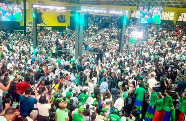 Club San Carlos se desbordó en presentación juvenil de Fuerza del Pueblo
