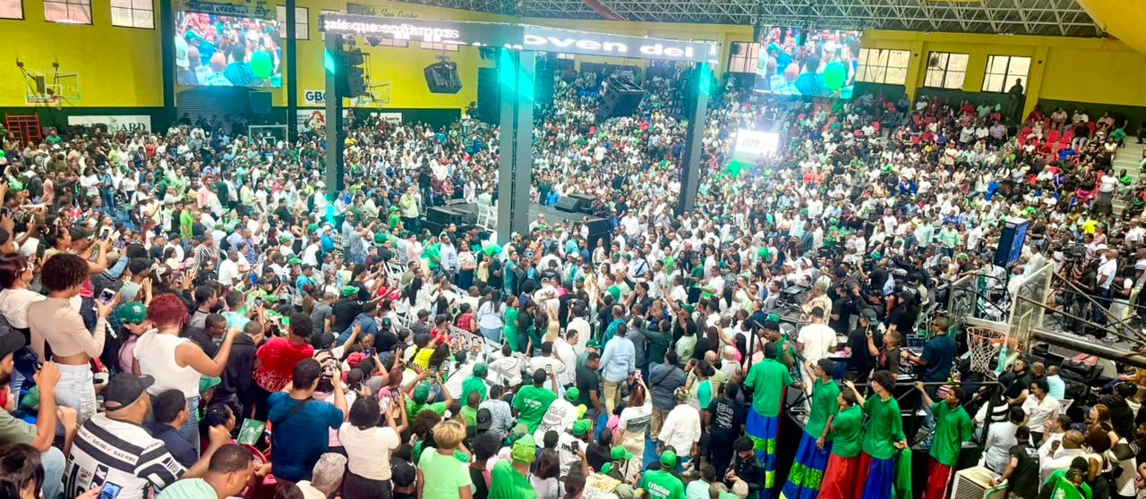 Club San Carlos se desbordó en presentación juvenil de Fuerza del Pueblo