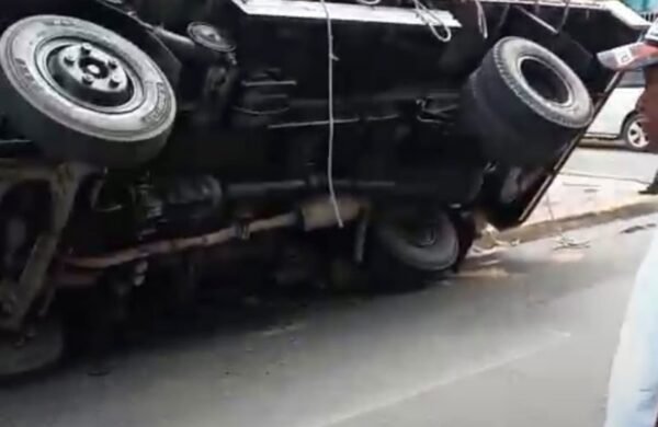 Camión cargado de paja se vuelca cerca del parque Duarte; accidente solo deja daños materiales