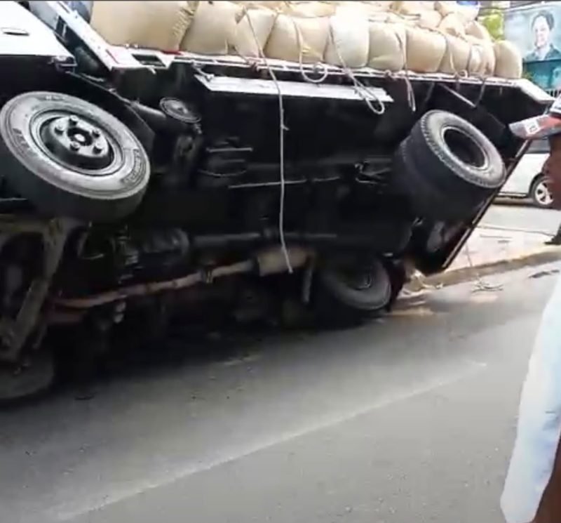 Camión cargado de paja se vuelca cerca del parque Duarte; accidente solo deja daños materiales