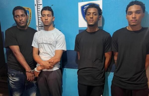 Agentes de la Policía Nacional apresaron a cuatro jóvenes señalados como los presuntos responsables de un asalto a mano armada cometido contra una joyería ubicada en la calle San Luis, en el centro de Santiago, donde fueron recuperados dinero en efectivo, prendas y otras evidencias vinculadas al caso. Los detenidos fueron identificados como Marcos José García de la Cruz, Andy José Castillo Jiménez, Delvinson Luis Restituyo Mejía y Heber Isaac Burgos García, todos residentes en San Francisco de Macorís, provincia Duarte. Según el informe policial, el asalto ocurrió alrededor de las 4:10 de la tarde del domingo, cuando los cuatro hombres irrumpieron en el establecimiento y, presuntamente armados, sustrajeron joyas de alto valor y dinero en efectivo antes de escapar en una jeepeta Honda CR-V gris. Tras recibir la denuncia, las autoridades desplegaron un operativo de búsqueda que permitió localizar e interceptar el vehículo en la avenida Estrella Sadhalá, donde los ocupantes fueron arrestados. Durante la intervención, los agentes ocuparon RD$36,150 en efectivo, dos dólares estadounidenses, 4,895 gramos de plata, cuatro pares de aretes de plata, cuatro teléfonos celulares, guantes, pasamontañas y una pistola sin documentación, que presuntamente habría sido utilizada durante el asalto. La Policía informó que todas las evidencias, junto al vehículo recuperado, fueron puestas bajo custodia y serán entregadas al Ministerio Público, mientras continúan las investigaciones para esclarecer el caso.