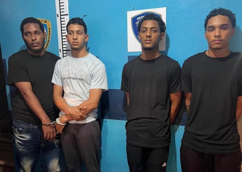 Agentes de la Policía Nacional apresaron a cuatro jóvenes señalados como los presuntos responsables de un asalto a mano armada cometido contra una joyería ubicada en la calle San Luis, en el centro de Santiago, donde fueron recuperados dinero en efectivo, prendas y otras evidencias vinculadas al caso. Los detenidos fueron identificados como Marcos José García de la Cruz, Andy José Castillo Jiménez, Delvinson Luis Restituyo Mejía y Heber Isaac Burgos García, todos residentes en San Francisco de Macorís, provincia Duarte. Según el informe policial, el asalto ocurrió alrededor de las 4:10 de la tarde del domingo, cuando los cuatro hombres irrumpieron en el establecimiento y, presuntamente armados, sustrajeron joyas de alto valor y dinero en efectivo antes de escapar en una jeepeta Honda CR-V gris. Tras recibir la denuncia, las autoridades desplegaron un operativo de búsqueda que permitió localizar e interceptar el vehículo en la avenida Estrella Sadhalá, donde los ocupantes fueron arrestados. Durante la intervención, los agentes ocuparon RD$36,150 en efectivo, dos dólares estadounidenses, 4,895 gramos de plata, cuatro pares de aretes de plata, cuatro teléfonos celulares, guantes, pasamontañas y una pistola sin documentación, que presuntamente habría sido utilizada durante el asalto. La Policía informó que todas las evidencias, junto al vehículo recuperado, fueron puestas bajo custodia y serán entregadas al Ministerio Público, mientras continúan las investigaciones para esclarecer el caso.