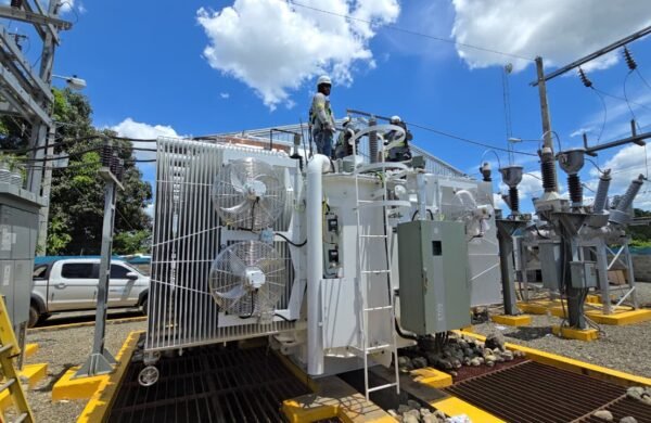 La Empresa Distribuidora de Electricidad del Norte (EDENORTE Dominicana) concluyó los trabajos de repotenciación de la subestación de Cotuí, una obra en la que invirtió aproximadamente RD$94 millones y que beneficiará a 36,133 clientes de la provincia Sánchez Ramírez. La intervención consistió en la sustitución de un transformador de potencia de 37 MVA por uno de 50 MVA, con el propósito de incrementar la capacidad operativa de la subestación y mejorar la confiabilidad, estabilidad y calidad del servicio eléctrico en la zona. Los trabajos forman parte del plan de inversiones que desarrolla la empresa para fortalecer la infraestructura eléctrica y responder al crecimiento de la demanda energética en las comunidades bajo su área de concesión. Como parte del proyecto, EDENORTE realizó el desmontaje del transformador existente, la instalación del nuevo equipo, adecuaciones electromecánicas, conexiones de media y alta tensión, pruebas técnicas de funcionamiento y la puesta en operación de la nueva infraestructura, cumpliendo con los estándares establecidos para el sistema eléctrico nacional. La subestación de Cotuí opera en 69 kilovoltios (kV) en alta tensión y 12.5 kV en media tensión, constituyendo una infraestructura estratégica para la distribución de energía en la provincia Sánchez Ramírez. Con la ampliación de su capacidad, la distribuidora busca mejorar la continuidad del servicio eléctrico en los municipios y comunidades de Cotuí, Angelina, Cevicos, La Mata y otras localidades cercanas. EDENORTE informó que esta inversión forma parte de su programa de modernización de la red de distribución, orientado a fortalecer el sistema eléctrico, elevar la calidad del servicio y atender de manera oportuna las necesidades actuales y futuras de los usuarios de la región Norte. La empresa destacó que la incorporación del nuevo transformador permitirá contar con una mayor capacidad de respuesta ante el incremento de la demanda, contribuyendo a ofrecer un suministro eléctrico más estable y confiable para los clientes de la provincia.