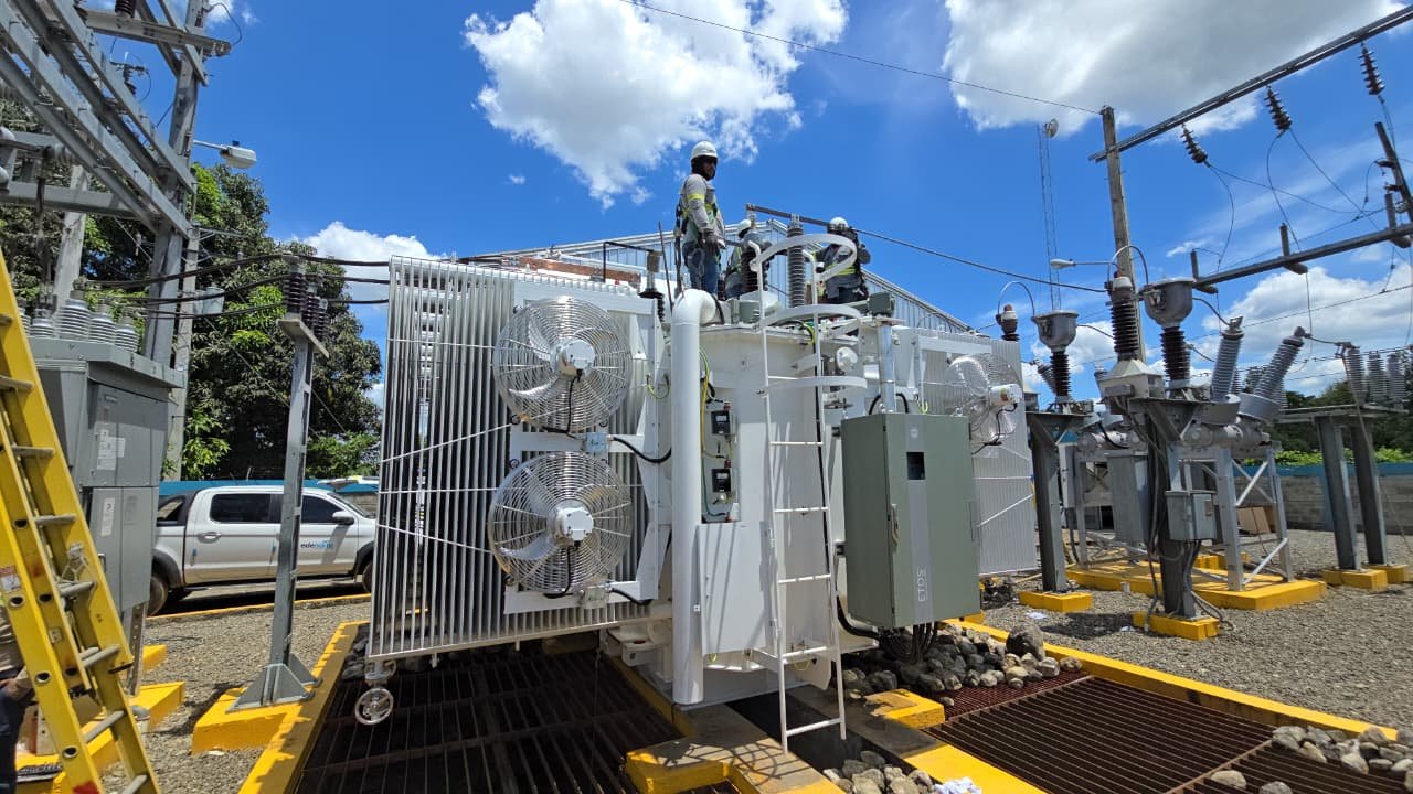 La Empresa Distribuidora de Electricidad del Norte (EDENORTE Dominicana) concluyó los trabajos de repotenciación de la subestación de Cotuí, una obra en la que invirtió aproximadamente RD$94 millones y que beneficiará a 36,133 clientes de la provincia Sánchez Ramírez. La intervención consistió en la sustitución de un transformador de potencia de 37 MVA por uno de 50 MVA, con el propósito de incrementar la capacidad operativa de la subestación y mejorar la confiabilidad, estabilidad y calidad del servicio eléctrico en la zona. Los trabajos forman parte del plan de inversiones que desarrolla la empresa para fortalecer la infraestructura eléctrica y responder al crecimiento de la demanda energética en las comunidades bajo su área de concesión. Como parte del proyecto, EDENORTE realizó el desmontaje del transformador existente, la instalación del nuevo equipo, adecuaciones electromecánicas, conexiones de media y alta tensión, pruebas técnicas de funcionamiento y la puesta en operación de la nueva infraestructura, cumpliendo con los estándares establecidos para el sistema eléctrico nacional. La subestación de Cotuí opera en 69 kilovoltios (kV) en alta tensión y 12.5 kV en media tensión, constituyendo una infraestructura estratégica para la distribución de energía en la provincia Sánchez Ramírez. Con la ampliación de su capacidad, la distribuidora busca mejorar la continuidad del servicio eléctrico en los municipios y comunidades de Cotuí, Angelina, Cevicos, La Mata y otras localidades cercanas. EDENORTE informó que esta inversión forma parte de su programa de modernización de la red de distribución, orientado a fortalecer el sistema eléctrico, elevar la calidad del servicio y atender de manera oportuna las necesidades actuales y futuras de los usuarios de la región Norte. La empresa destacó que la incorporación del nuevo transformador permitirá contar con una mayor capacidad de respuesta ante el incremento de la demanda, contribuyendo a ofrecer un suministro eléctrico más estable y confiable para los clientes de la provincia.