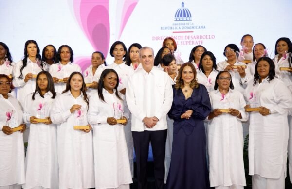 Presidente Abinader encabeza sexta edición del premio Supérate Mujer; reconocen a 35 mujeres SUPEREmprendedoras