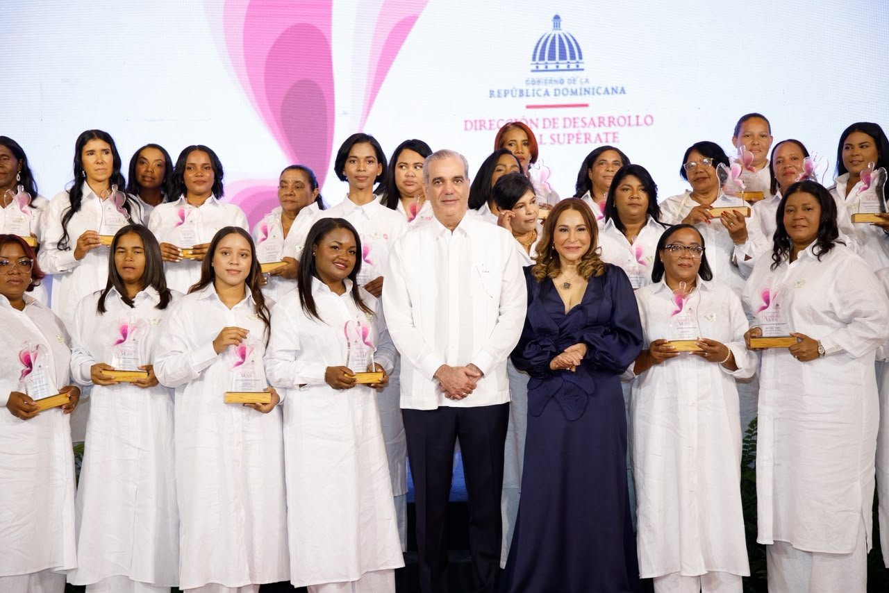 Presidente Abinader encabeza sexta edición del premio Supérate Mujer; reconocen a 35 mujeres SUPEREmprendedoras